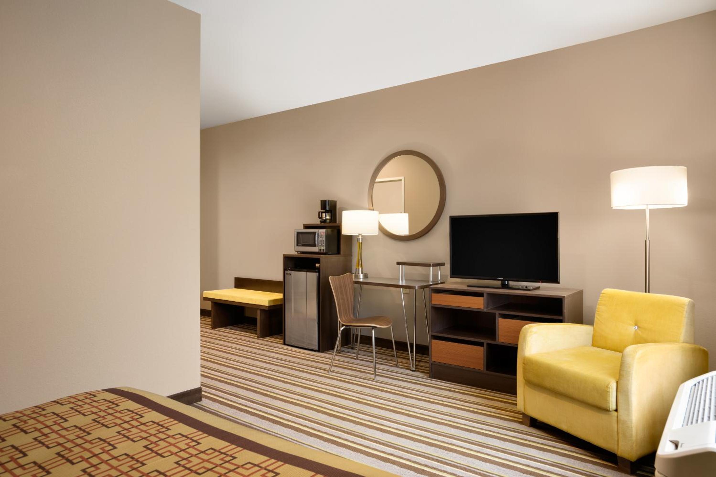 Queen Room - Disability Access - Non-Smoking photo 3
