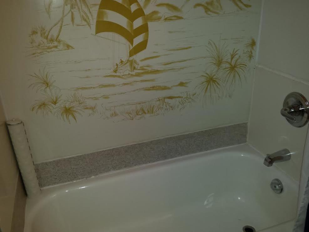 Queen Room with Two Queen Beds - Photo 4