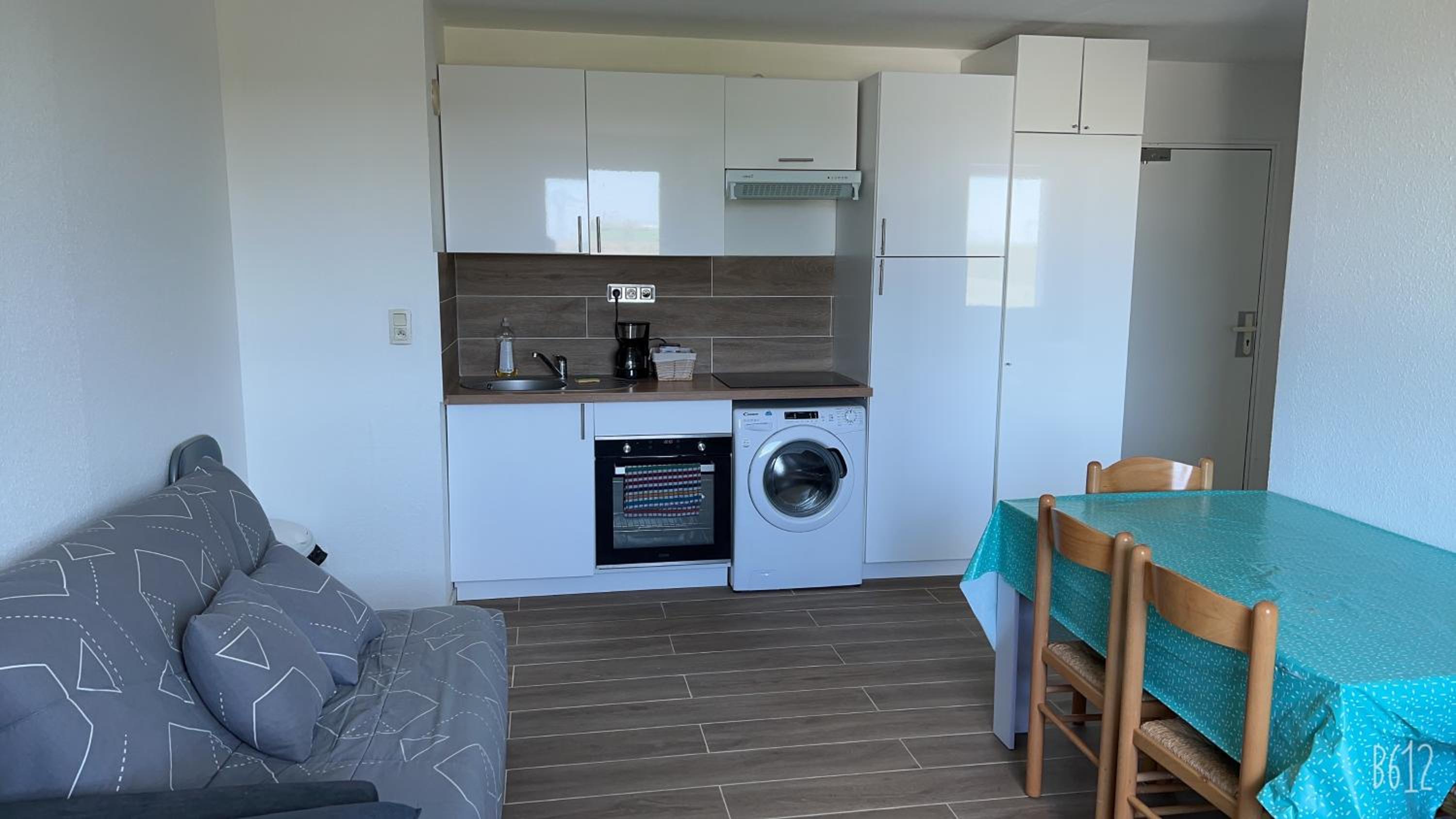 One-Bedroom Apartment - Photo 2