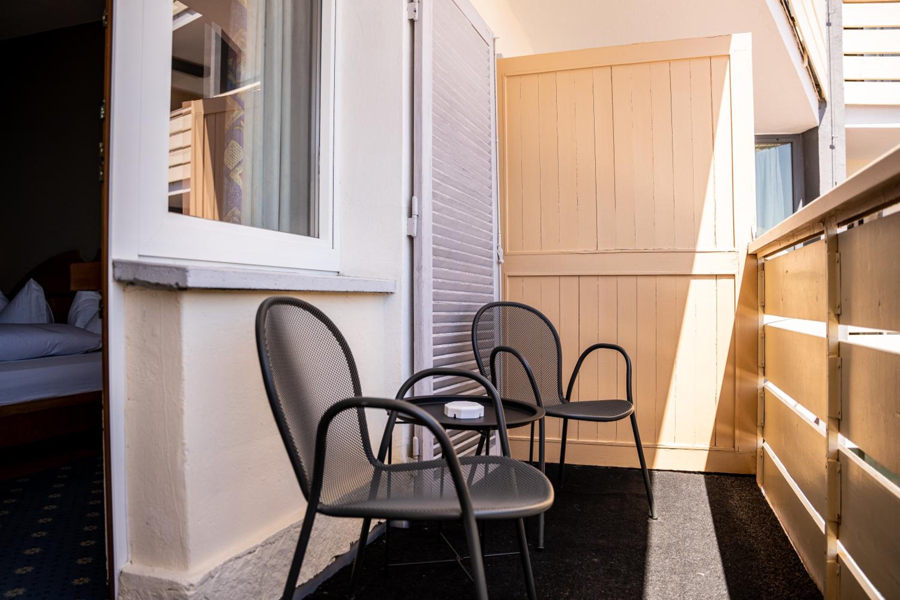 Deluxe Double Room with Balcony - Photo 6