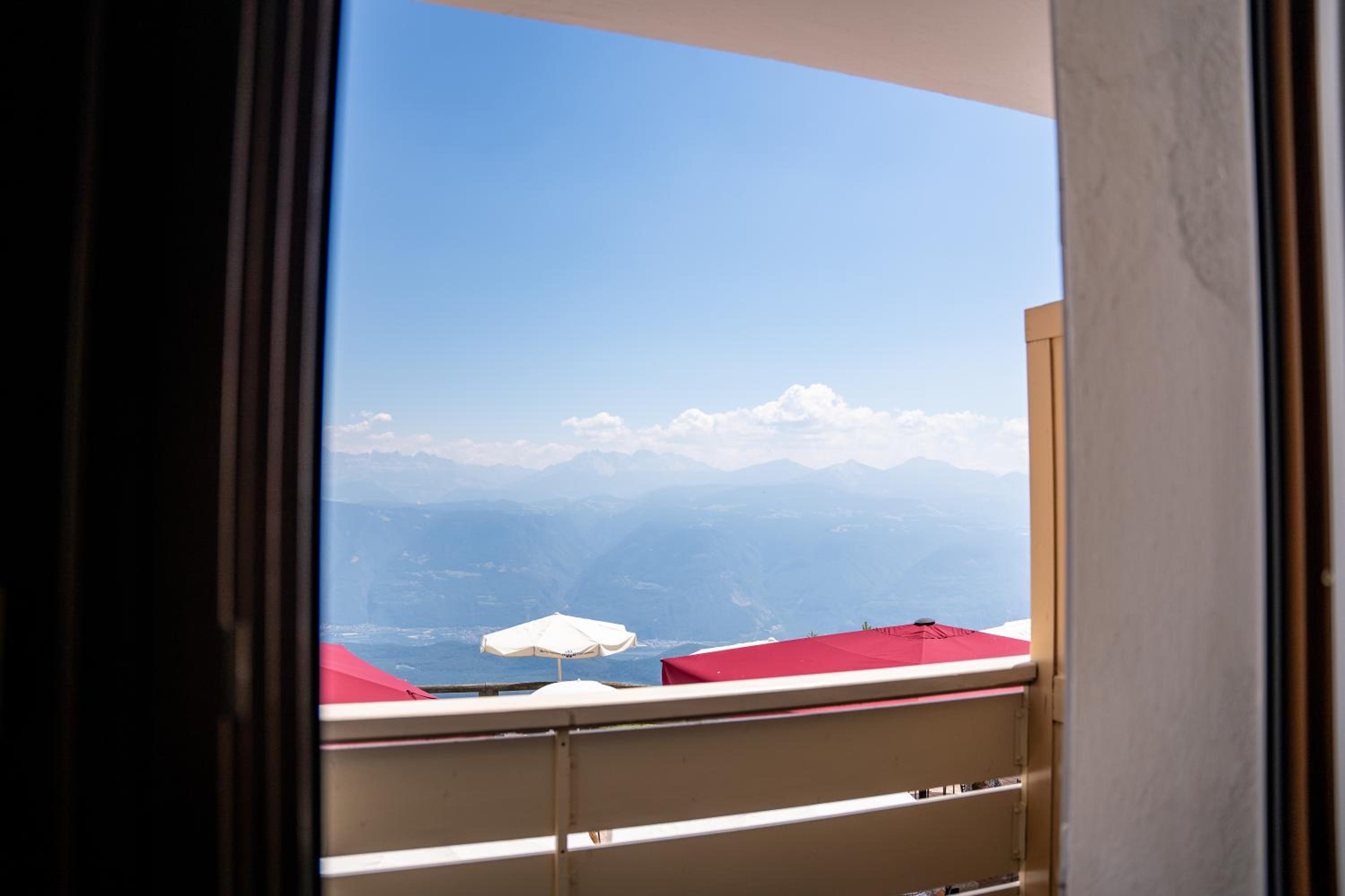 Deluxe Double Room with Balcony - Photo 5