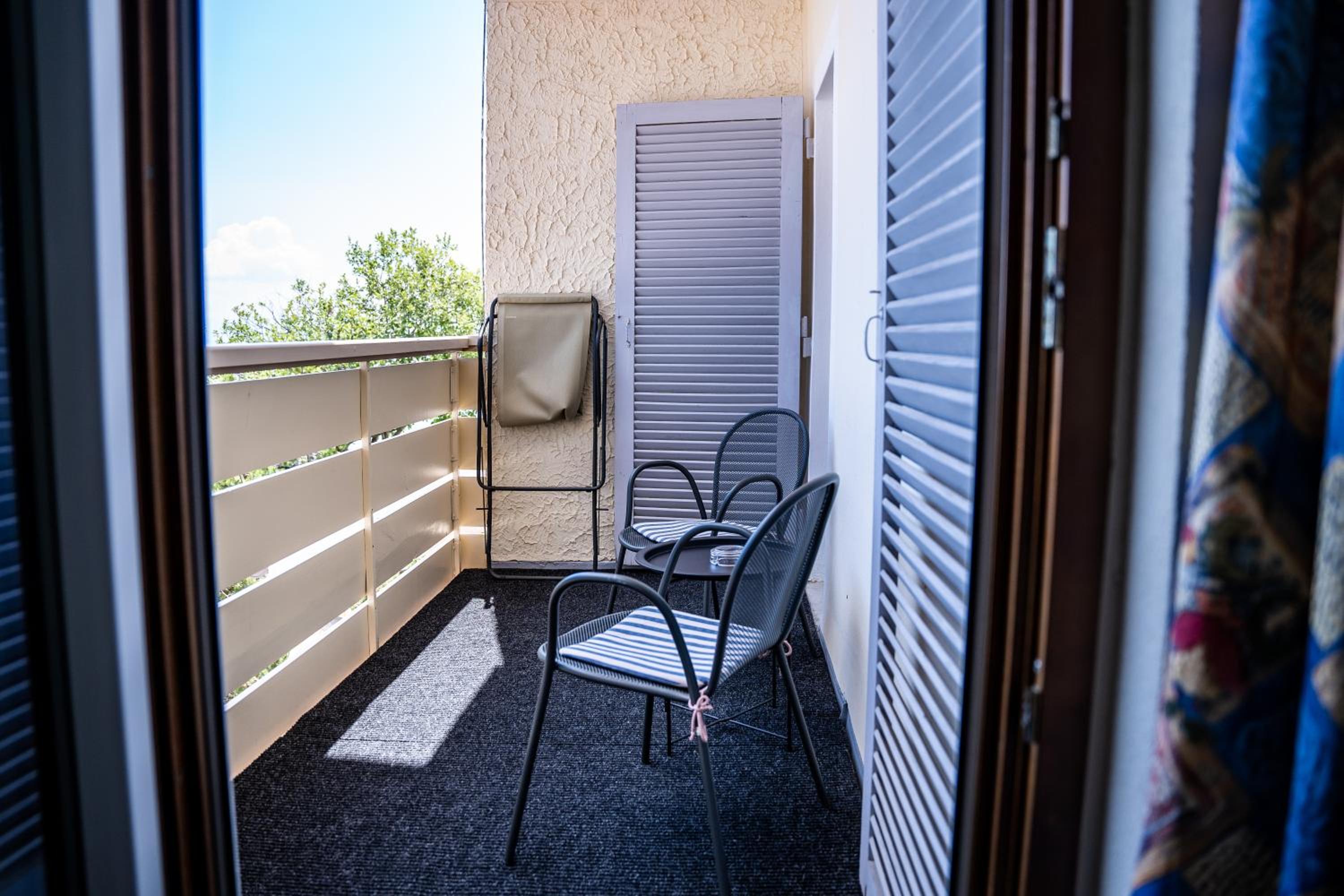 Deluxe Double Room with Extra Bed - Photo 12
