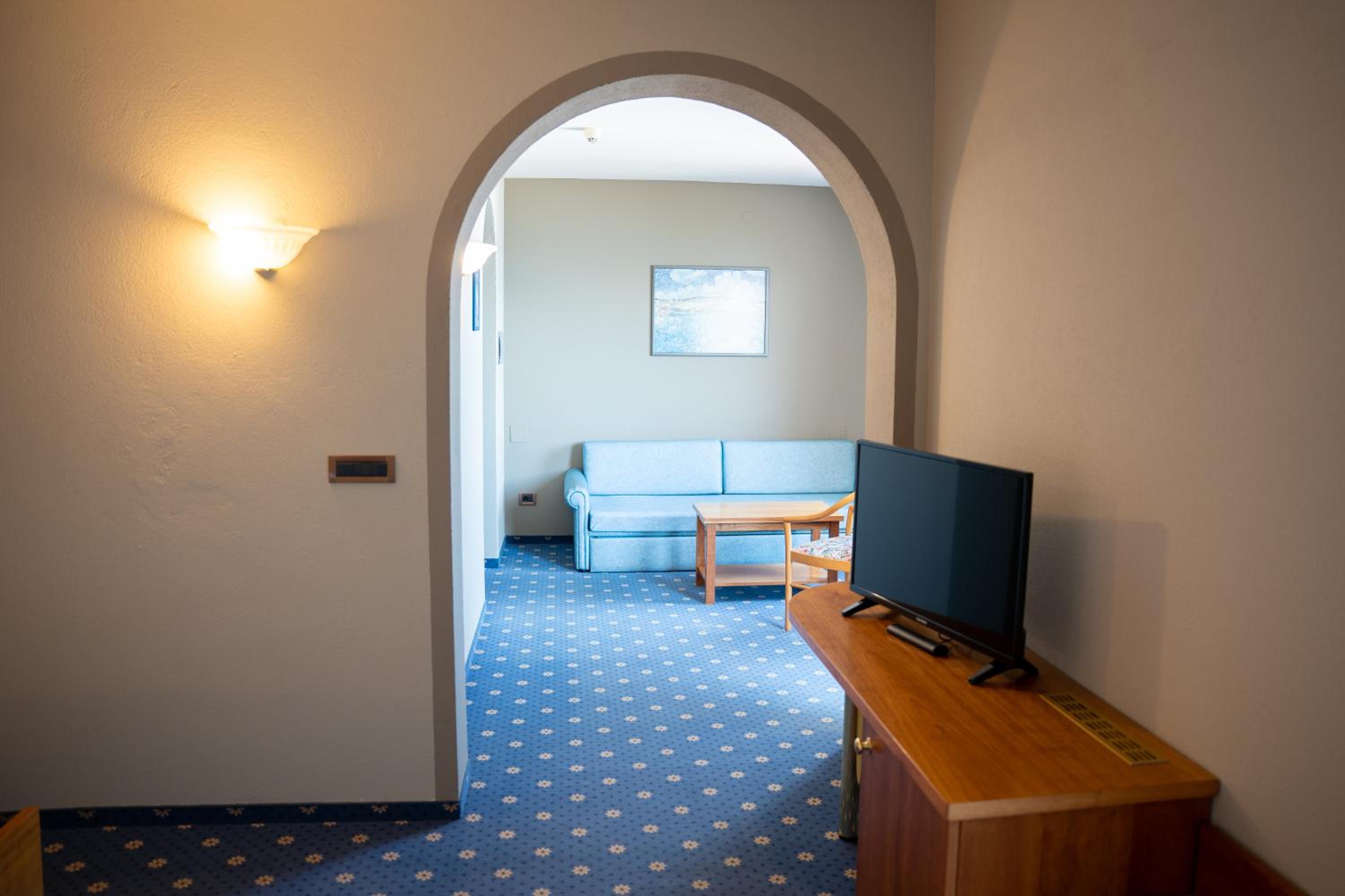 Deluxe Double Room with Extra Bed - Photo 10