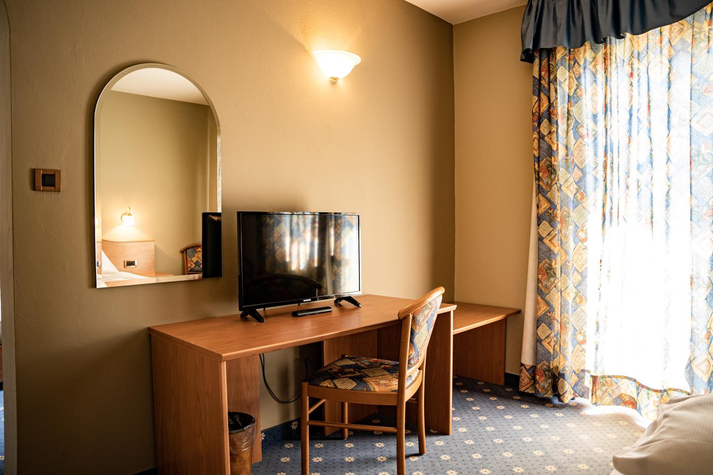 Deluxe Family Suite - Photo 10
