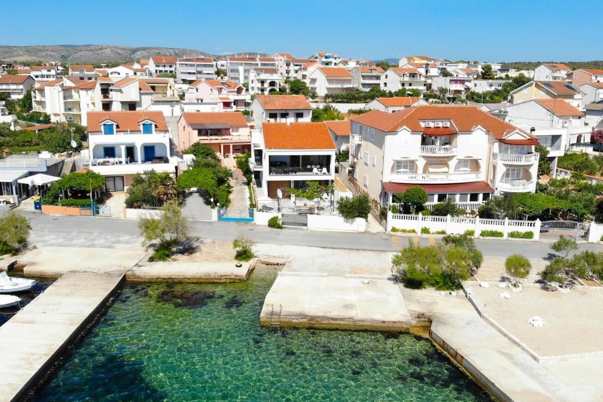 Villa photo 2