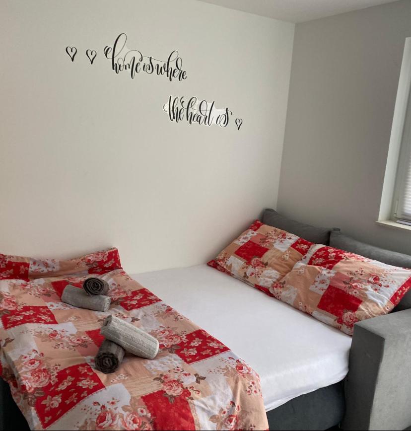 One-Bedroom Apartment - Photo 1