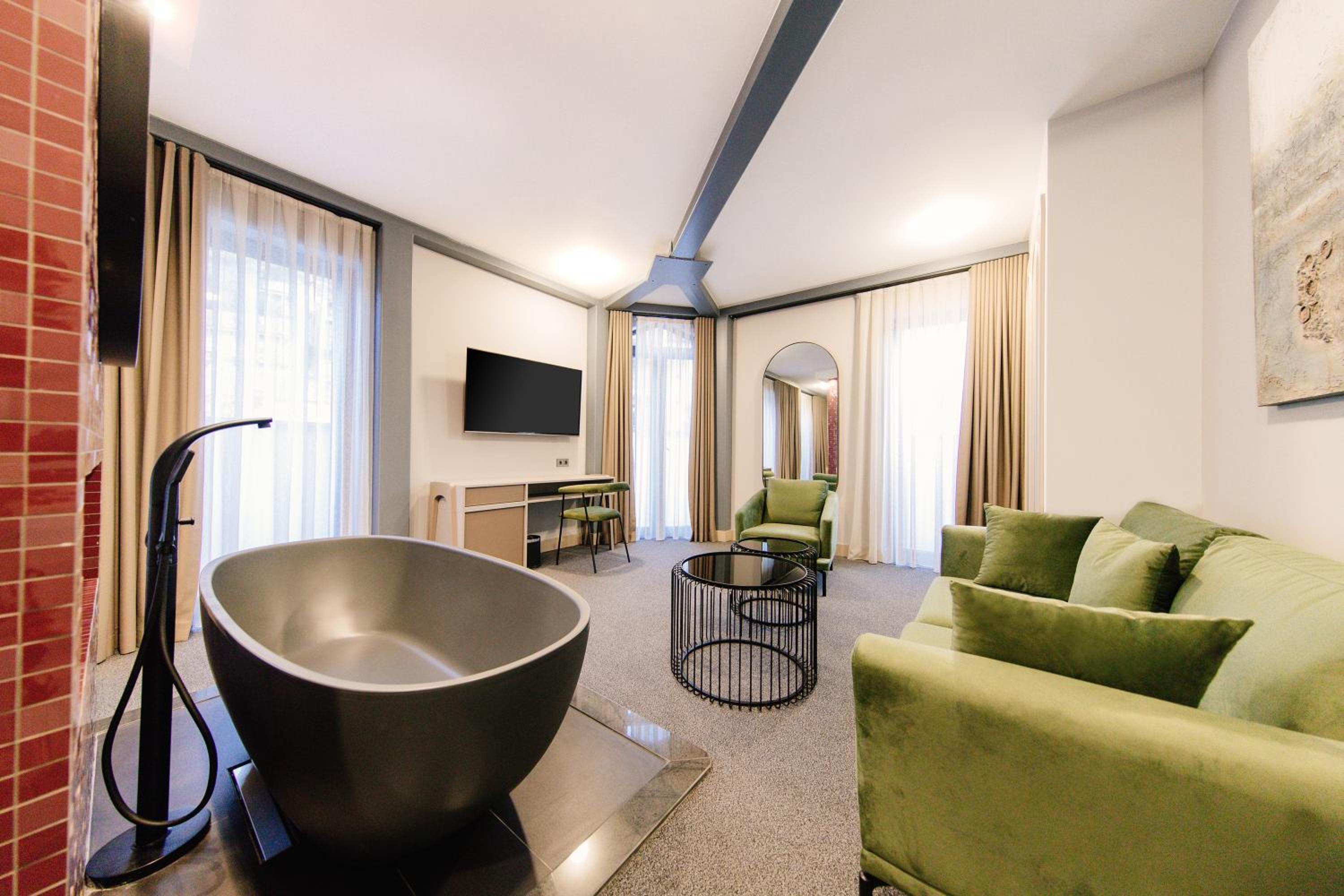 Executive Suite - Photo 8