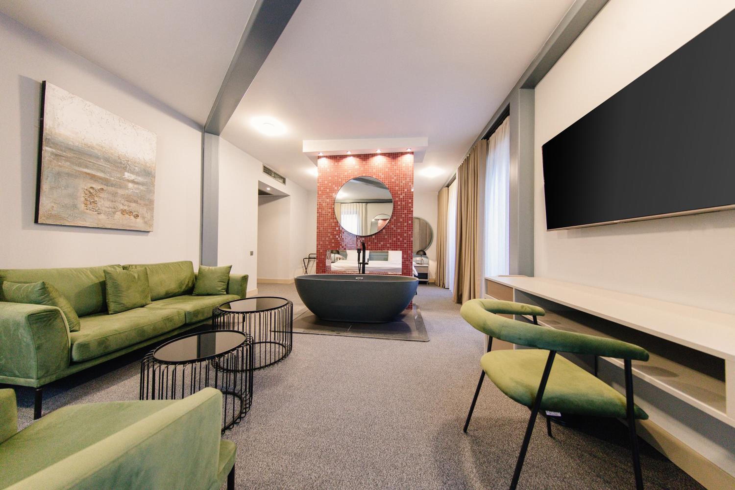Executive Suite - Photo 7