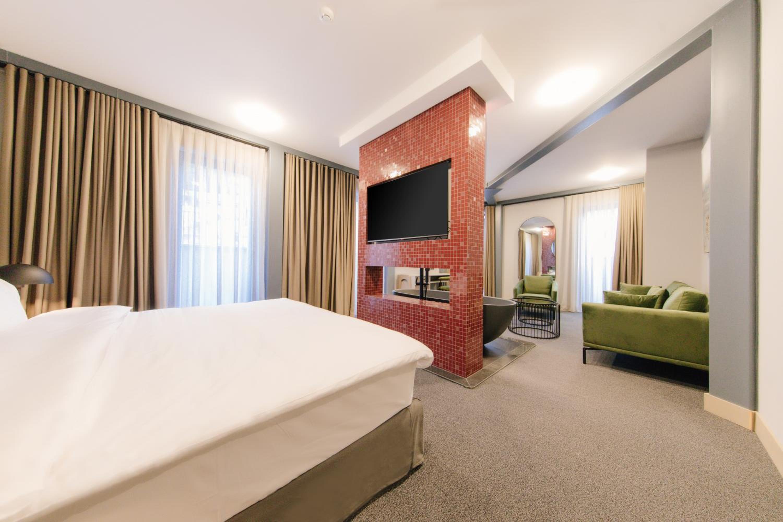 Executive Suite - Photo 5
