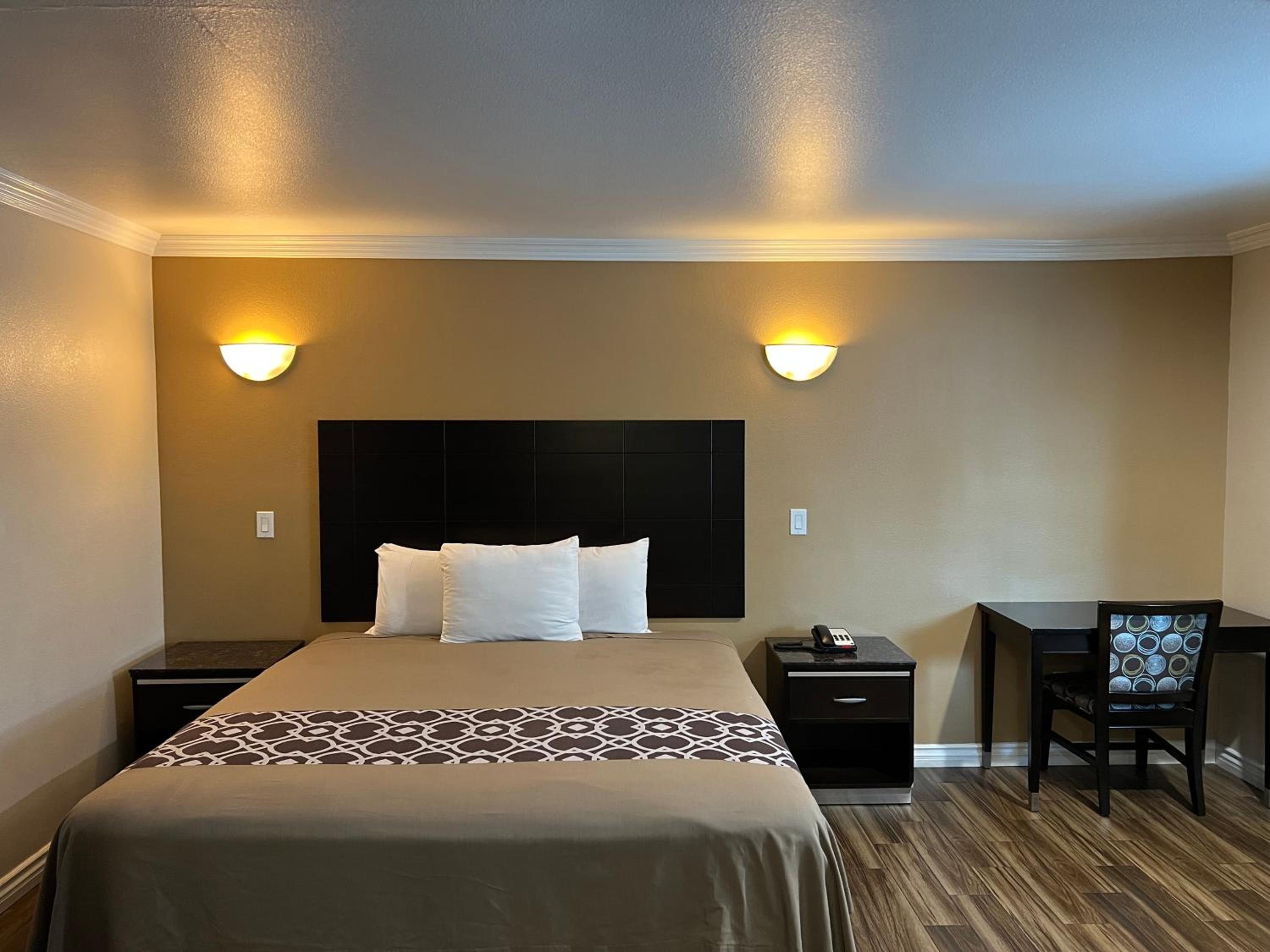 Deluxe King Room - Photo 2