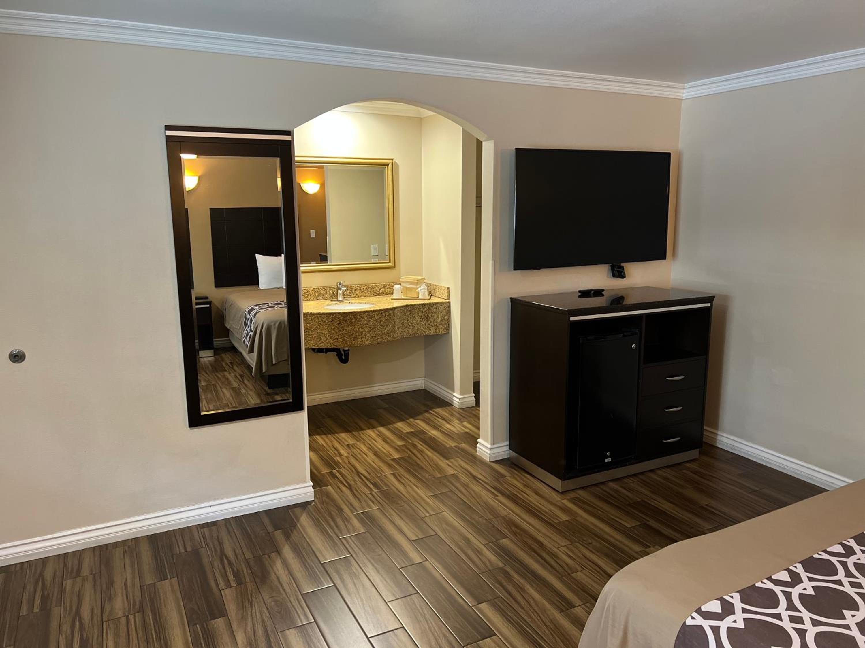 Deluxe King Room - Photo 3