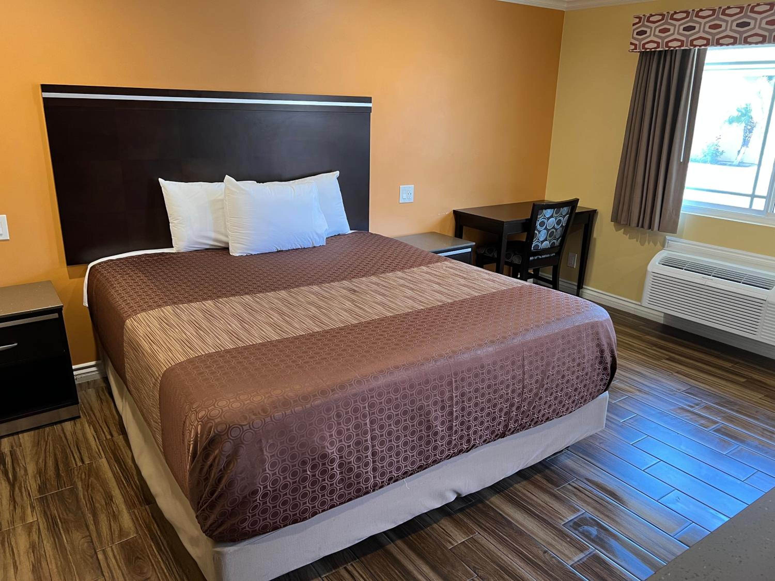 Deluxe King Room - Photo 4
