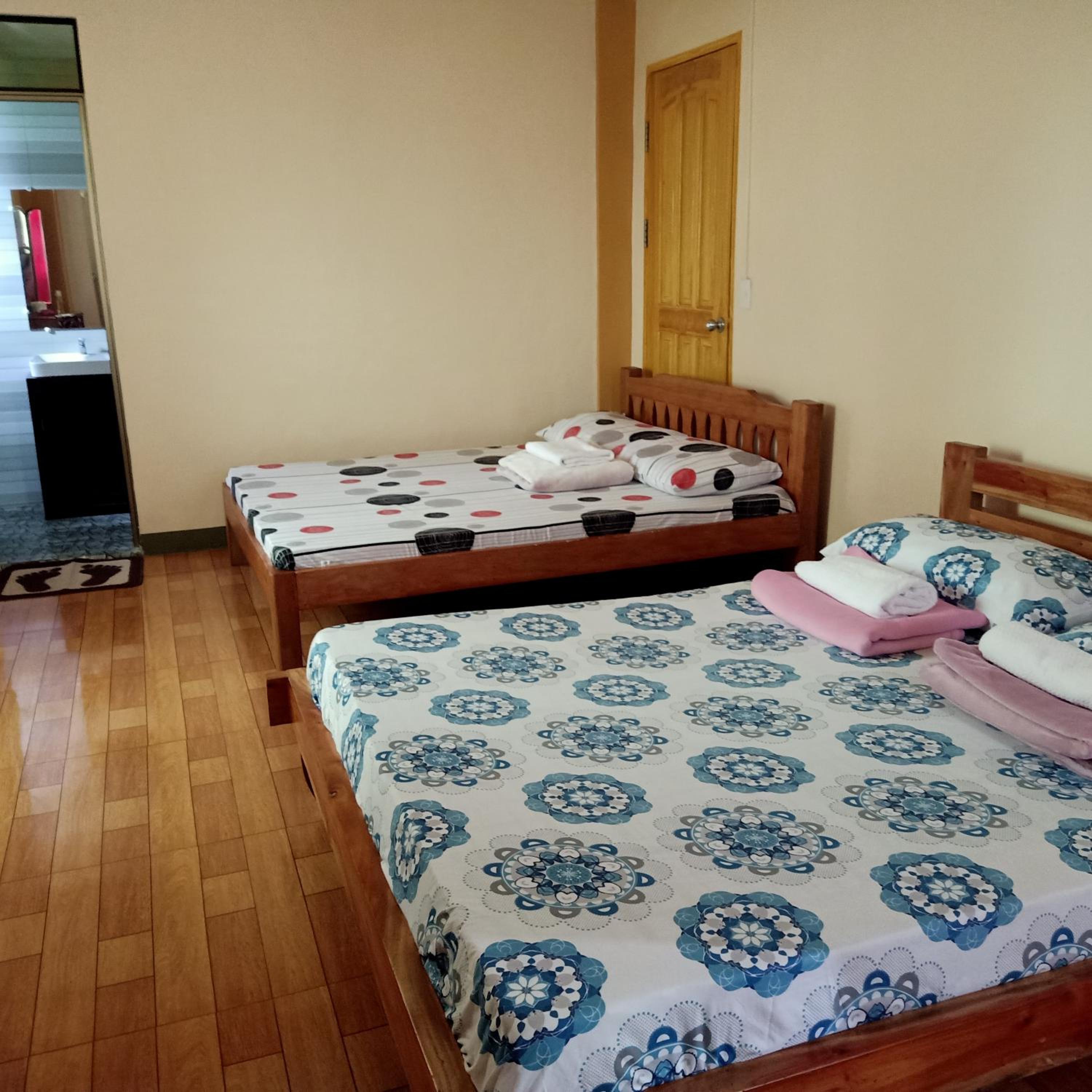 Family Room with Private Bathroom - Photo 9