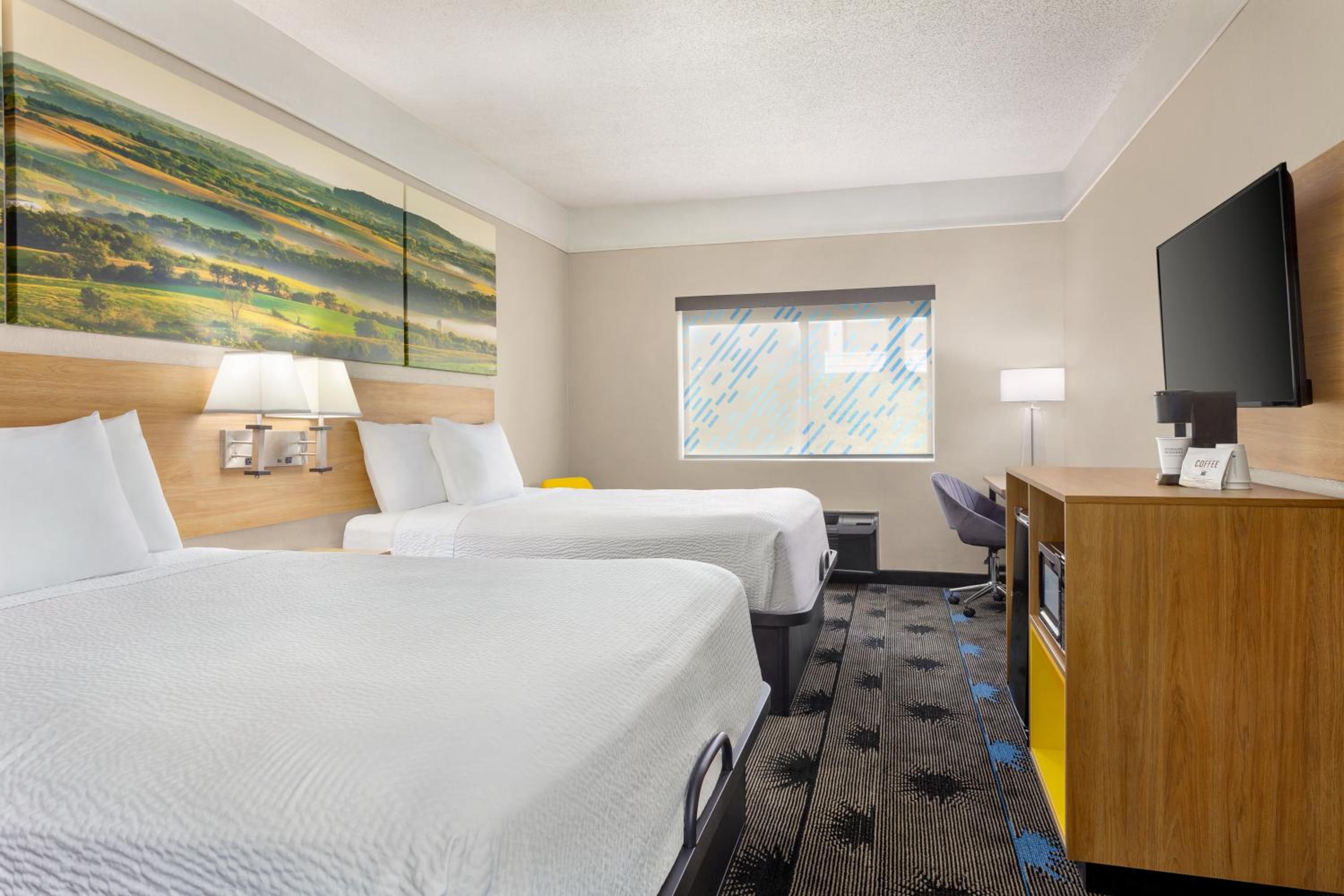 Queen Room with Two Queen Beds - Non-Smoking - Photo 2