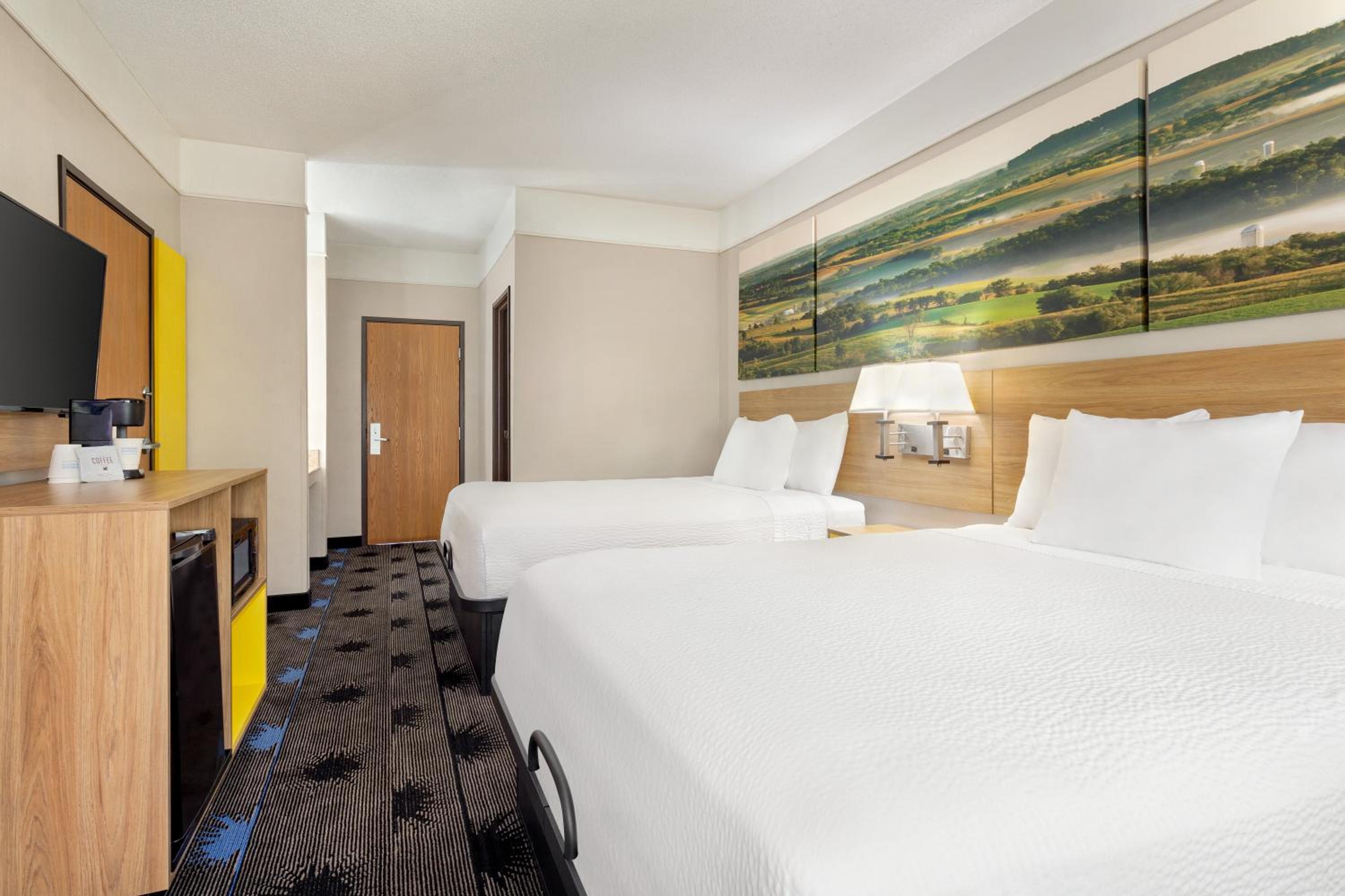 Queen Room with Two Queen Beds - Non-Smoking - Photo 1