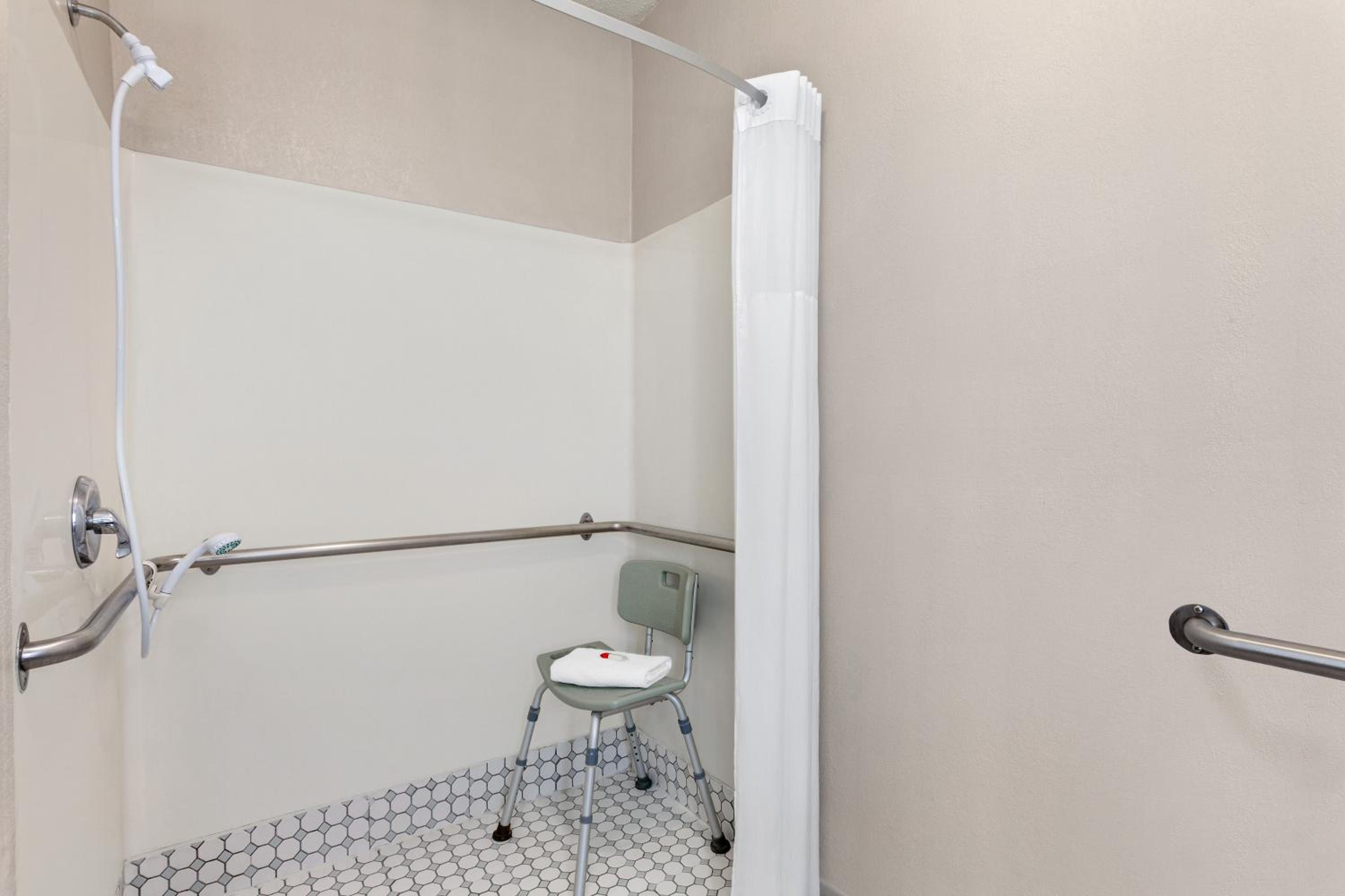 King Room - Disability Access/Non-Smoking - Photo 3