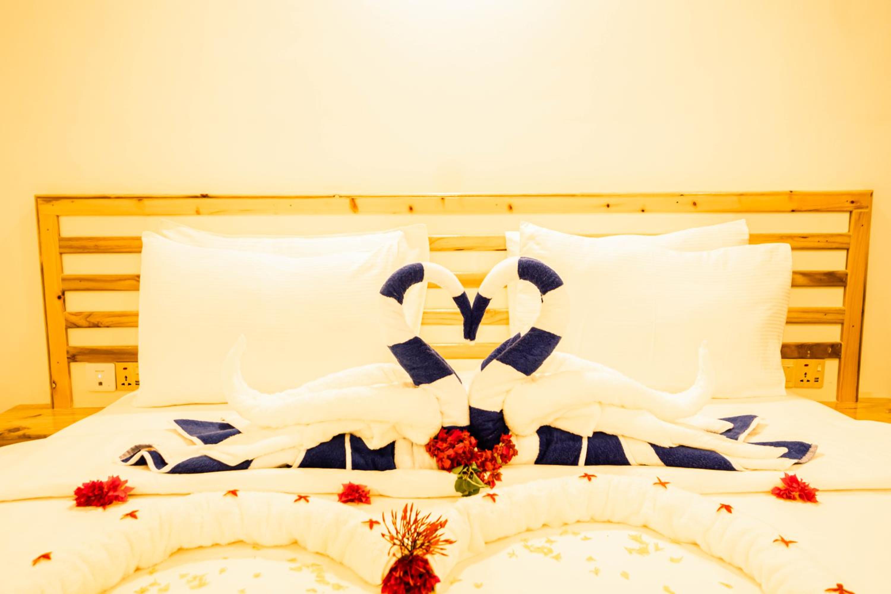 Deluxe Double Room with Side Sea View