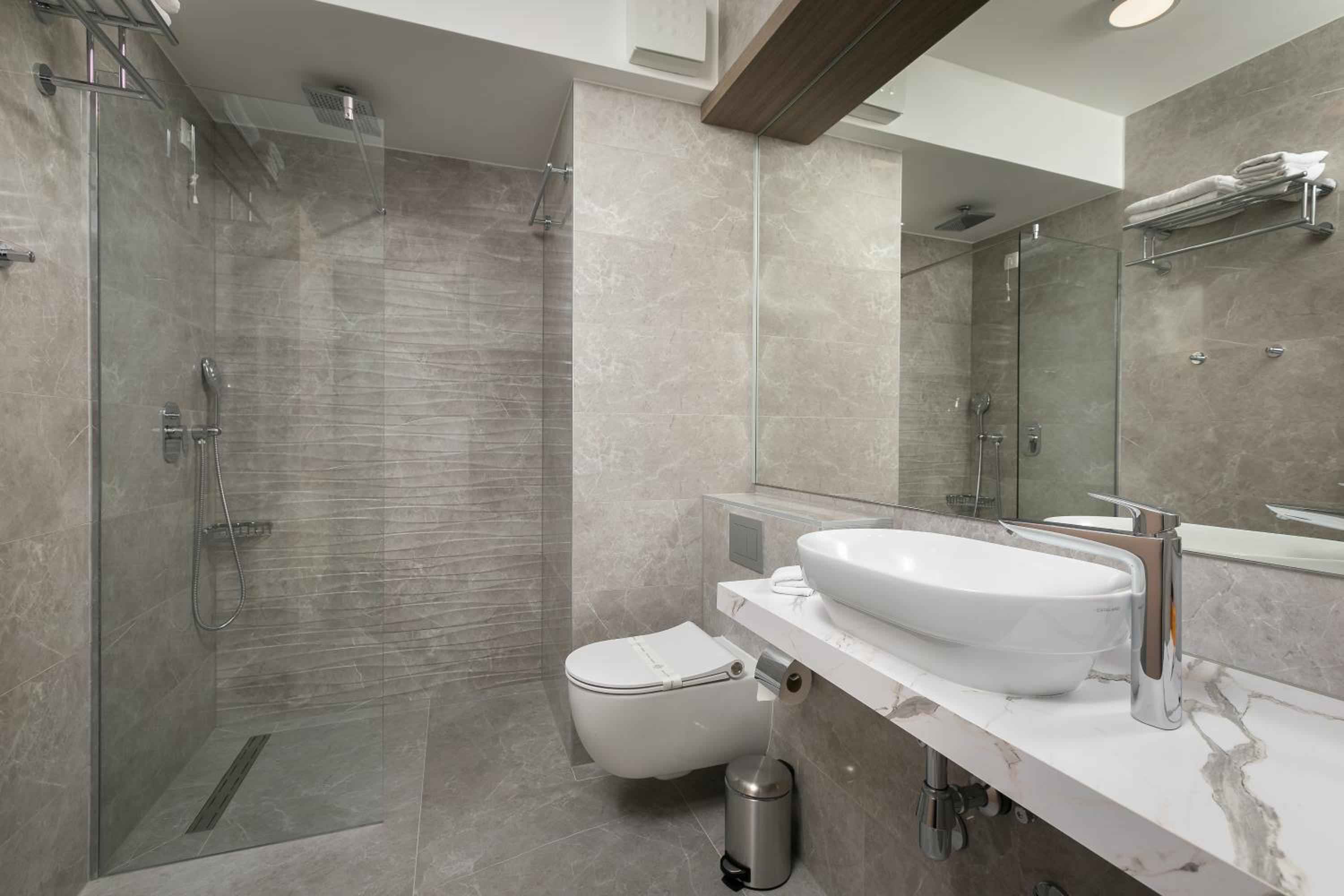 Junior Suite with Balcony - Photo 4