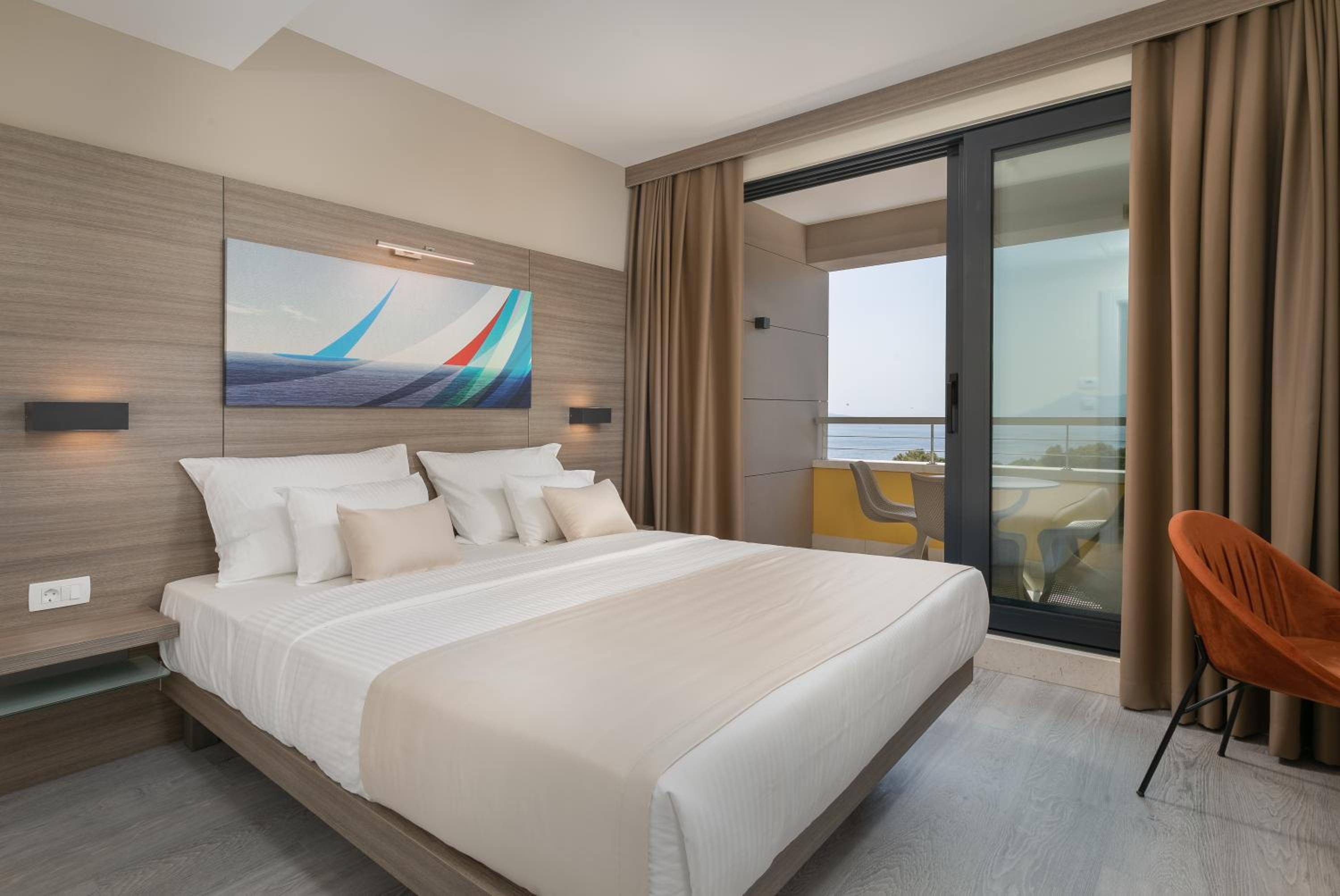 Deluxe Suite with Sea View - Photo 4