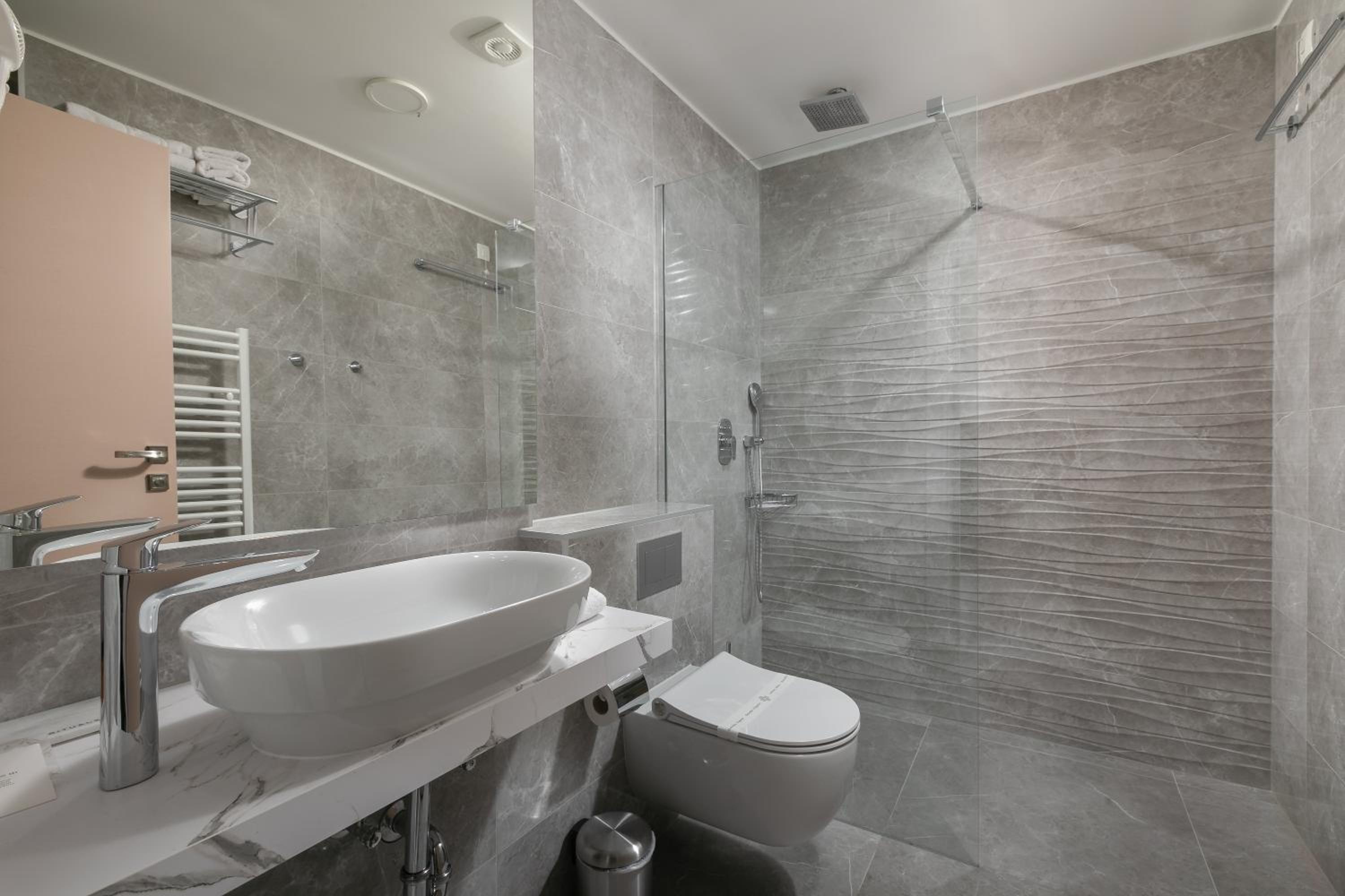 Deluxe Suite with Sea View - Photo 5