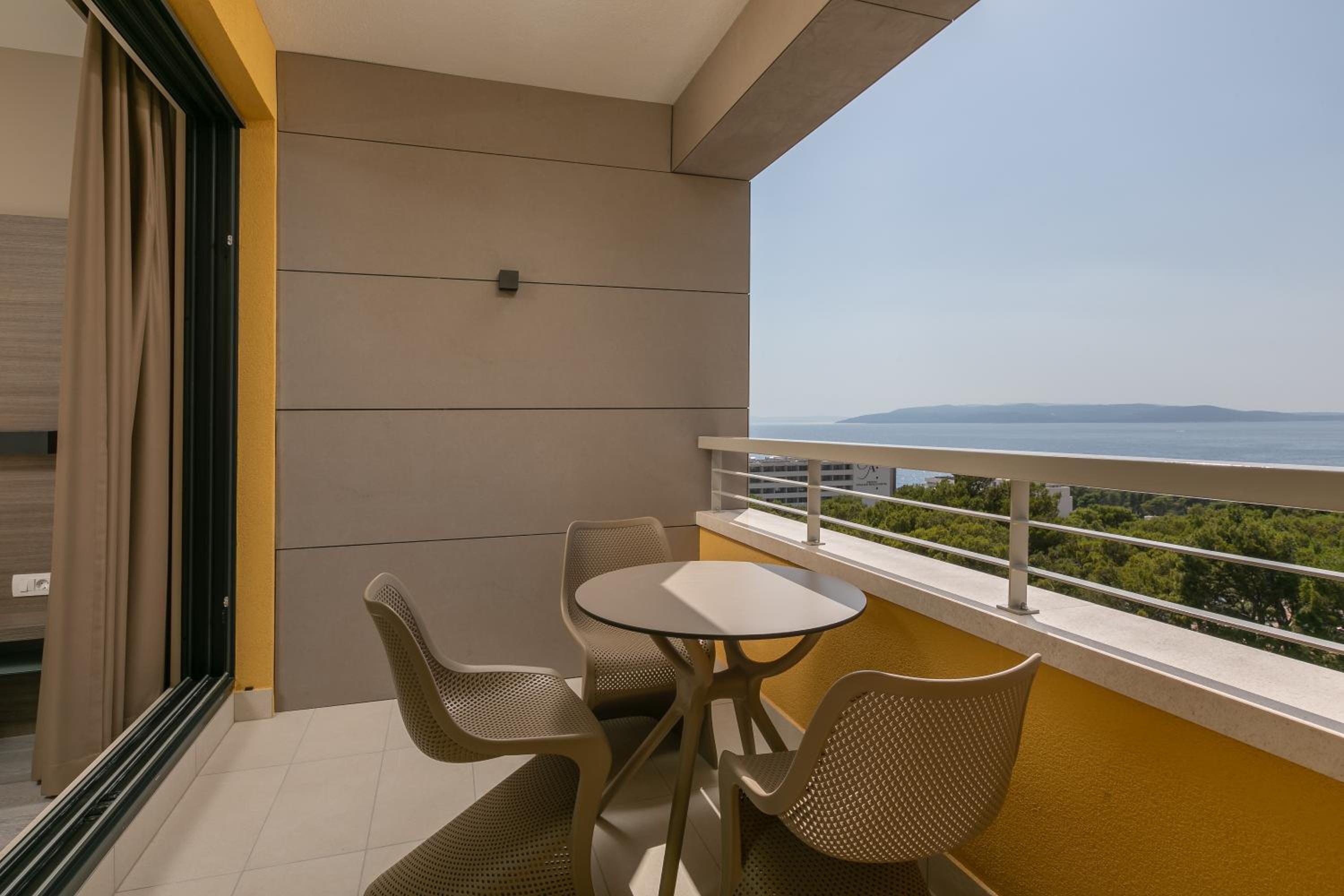 Deluxe Suite with Sea View - Photo 6