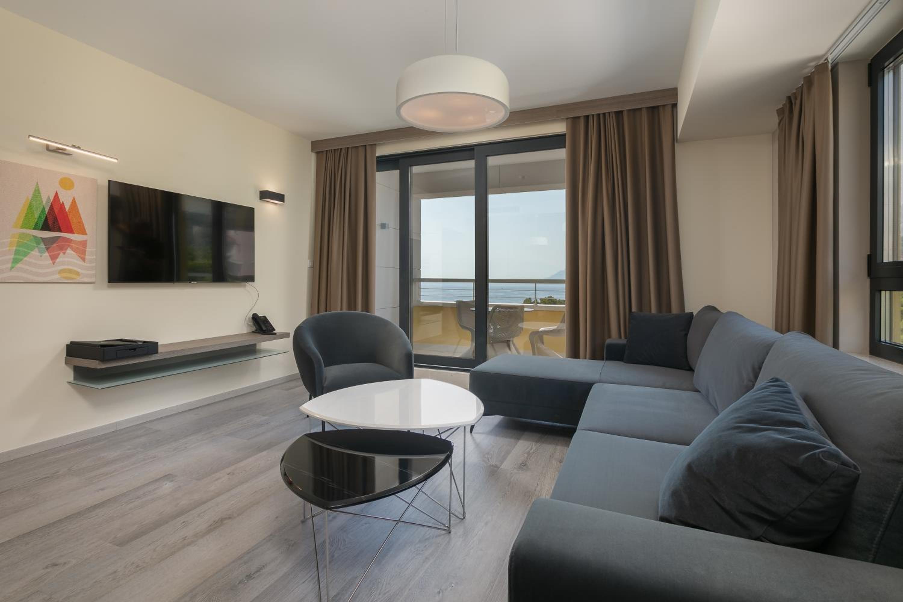 Deluxe Suite with Sea View - Photo 2