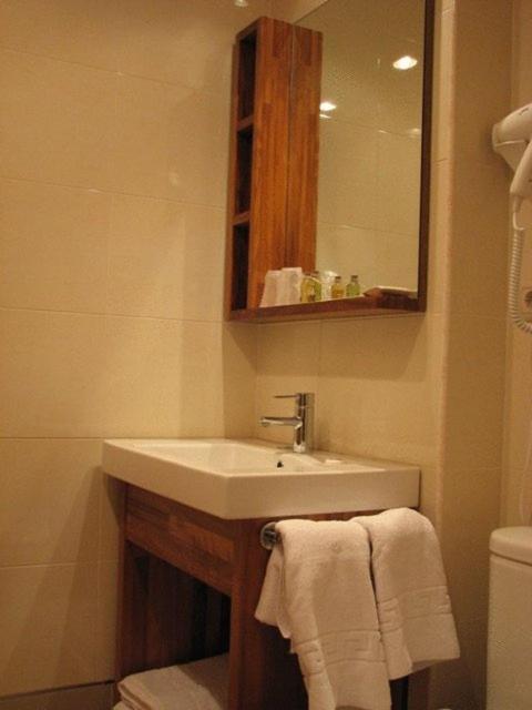 Double or Twin Room - Photo 6