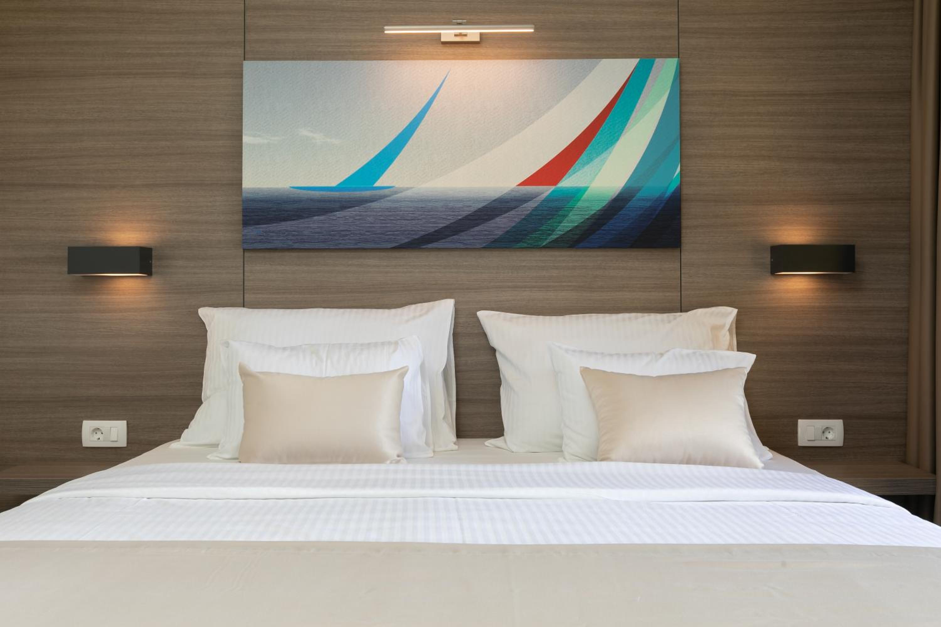 Junior Suite with Balcony - Photo 3