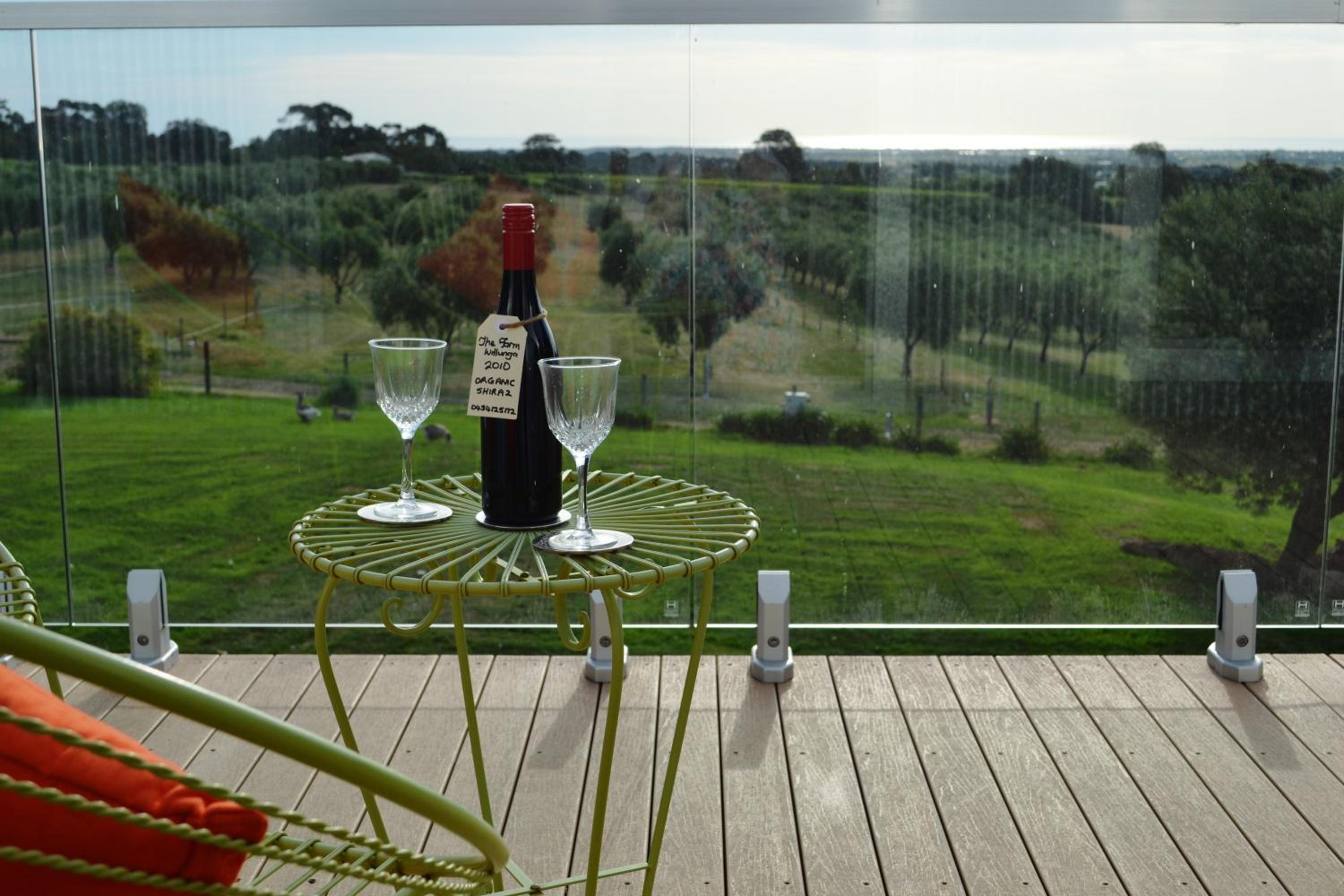 One-Bedroom Apartment - A Vine Romance photo 2