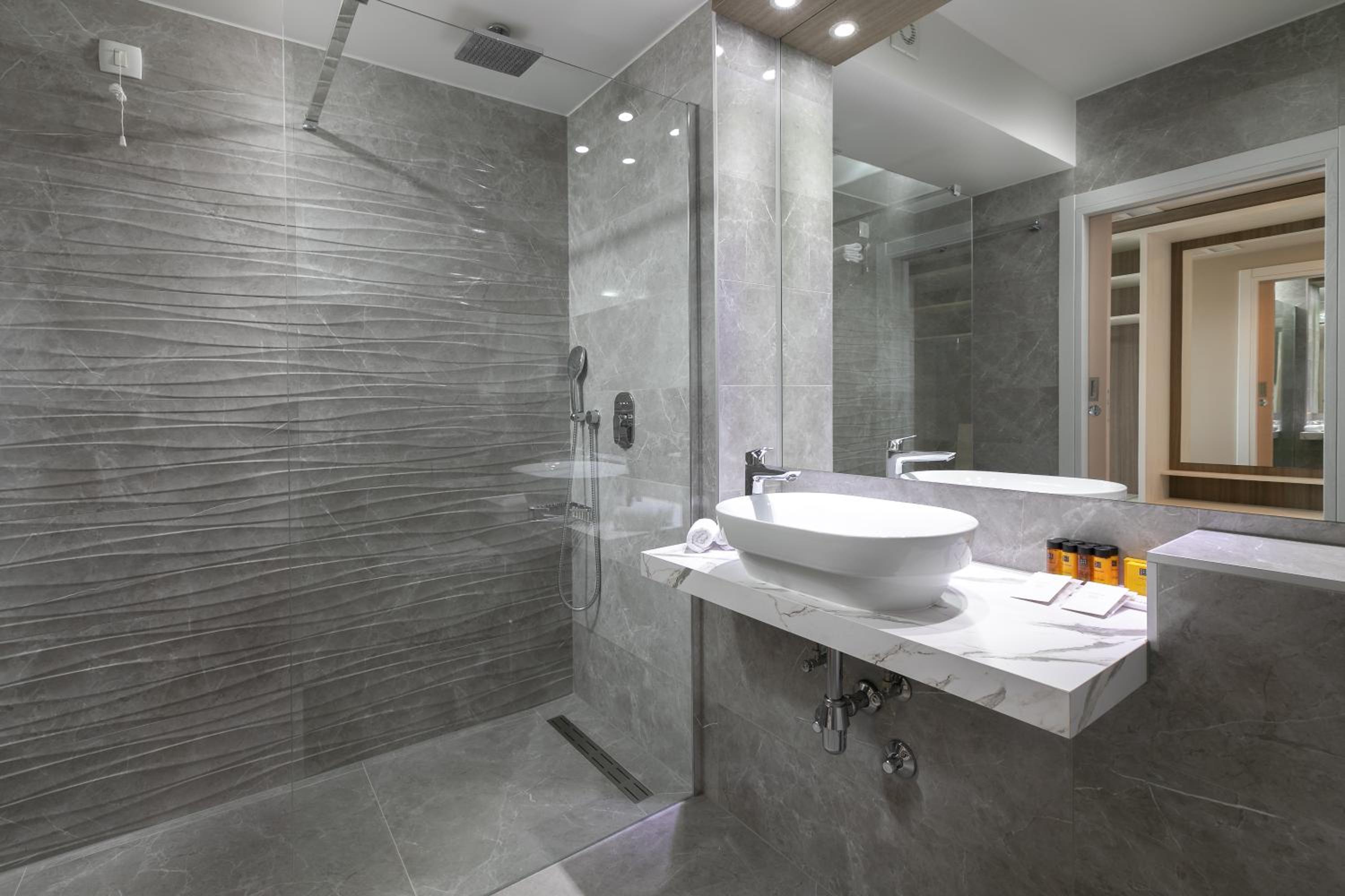 Deluxe Double Room with Balcony - Photo 2