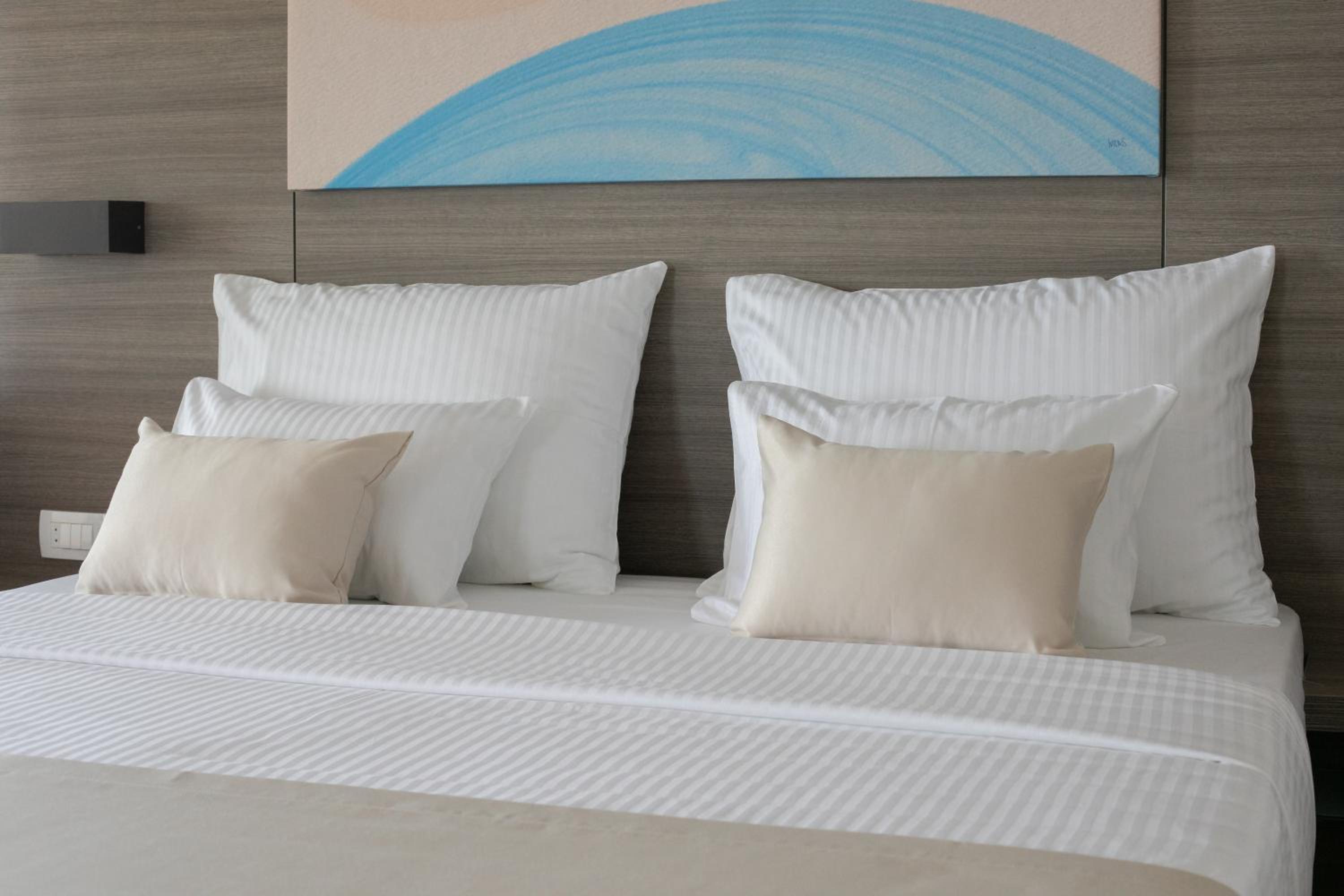 Deluxe Double Room with Balcony - Photo 5