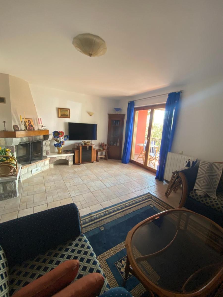 Three-Bedroom Apartment with Terrace and Sea View - Photo 5