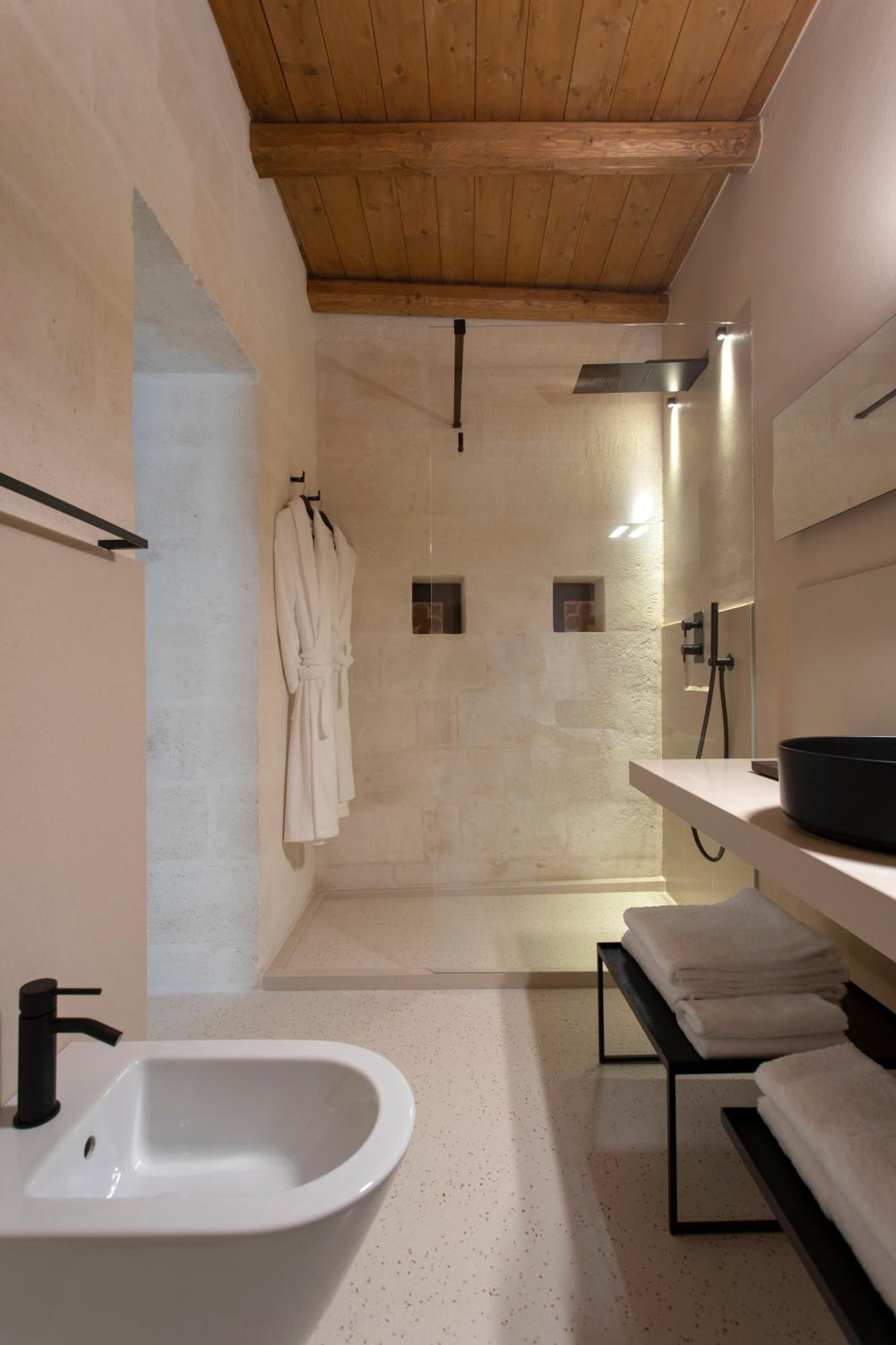Standard Double Room - Photo 5