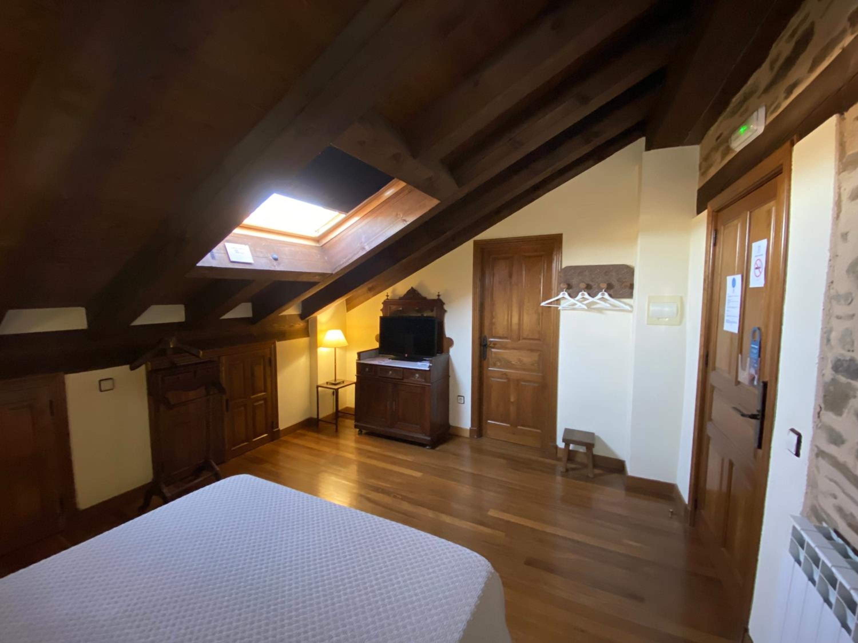 Deluxe Double Room with Bath - Photo 4