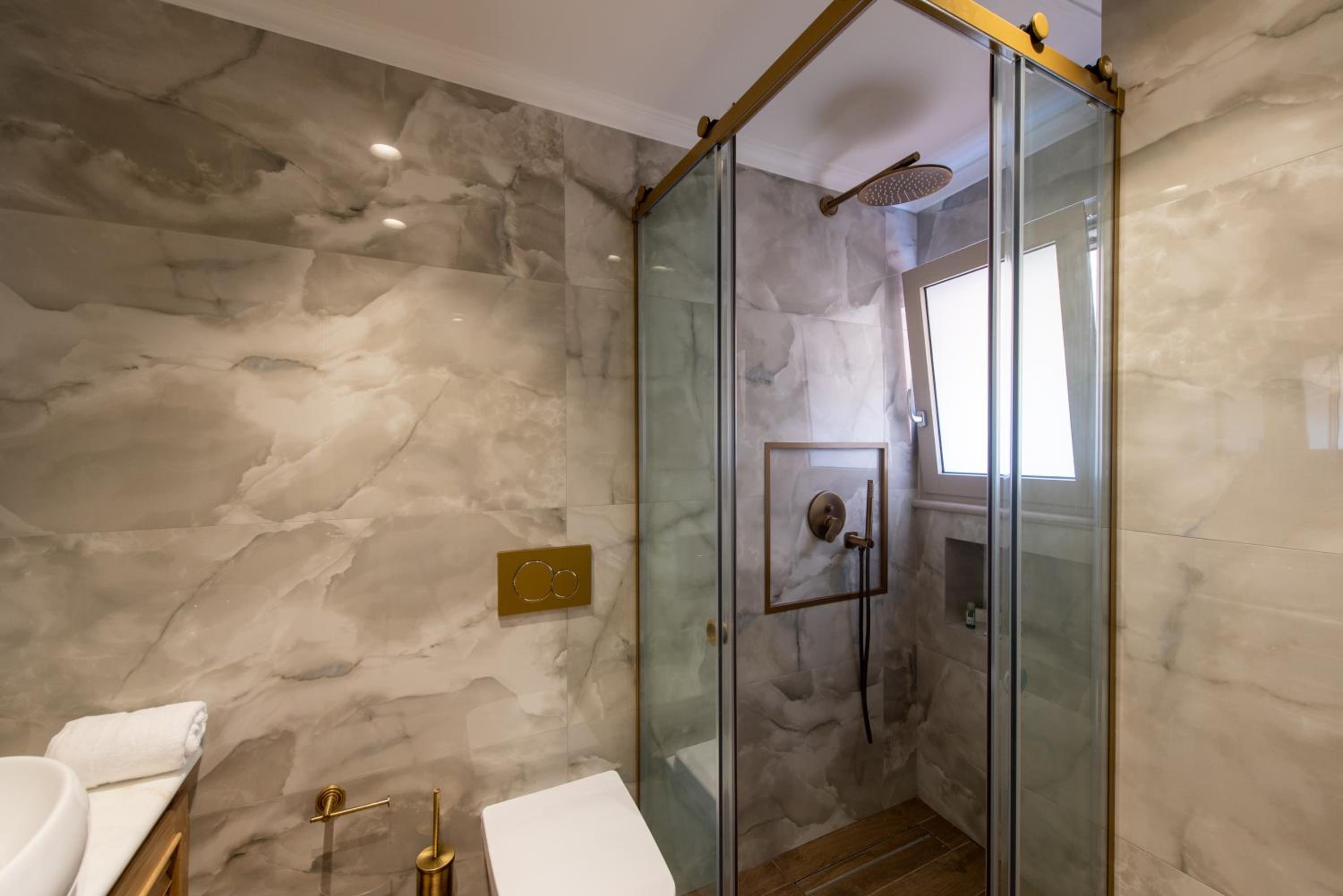 Deluxe Double or Twin Room - Photo 11