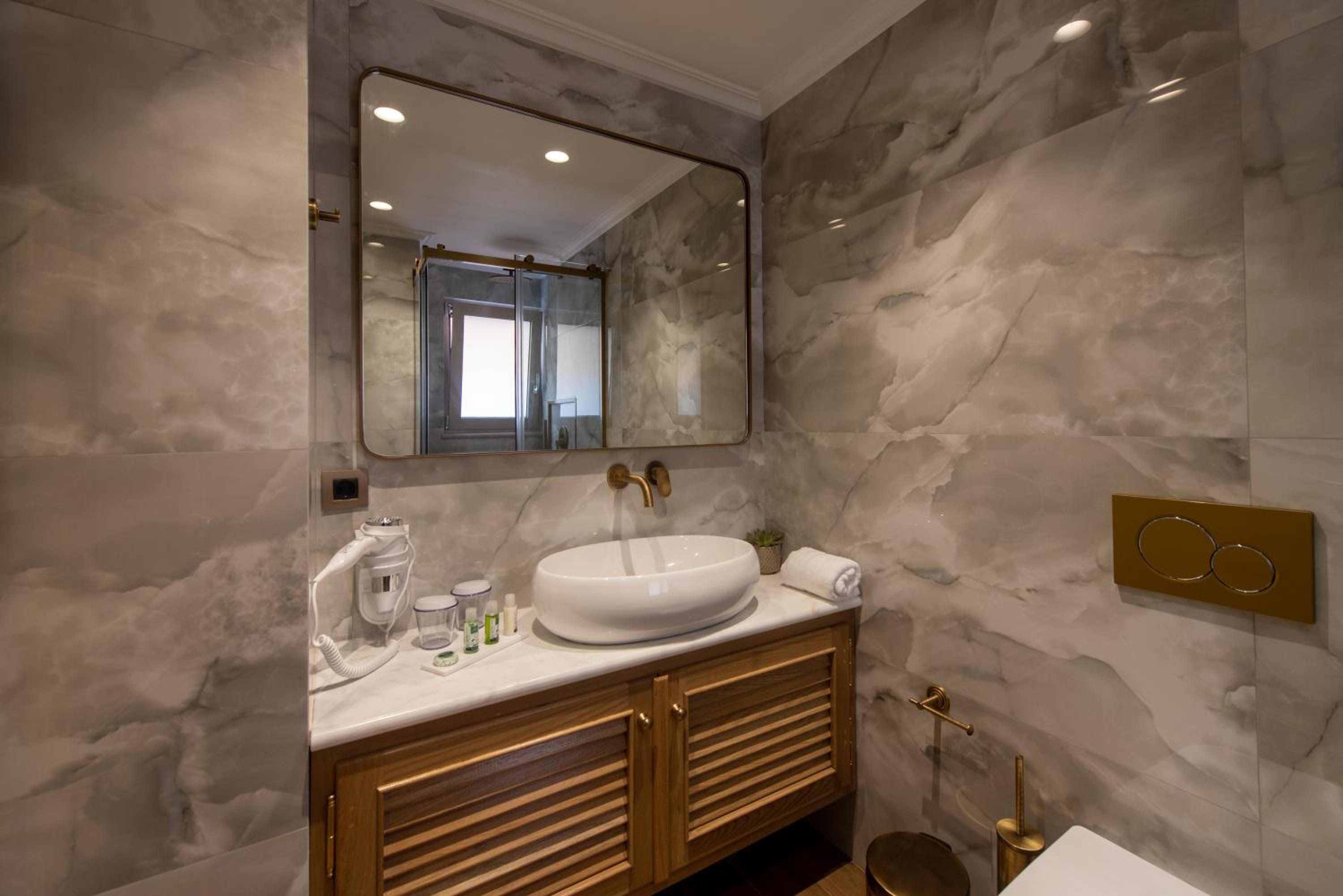 Deluxe Double or Twin Room - Photo 10