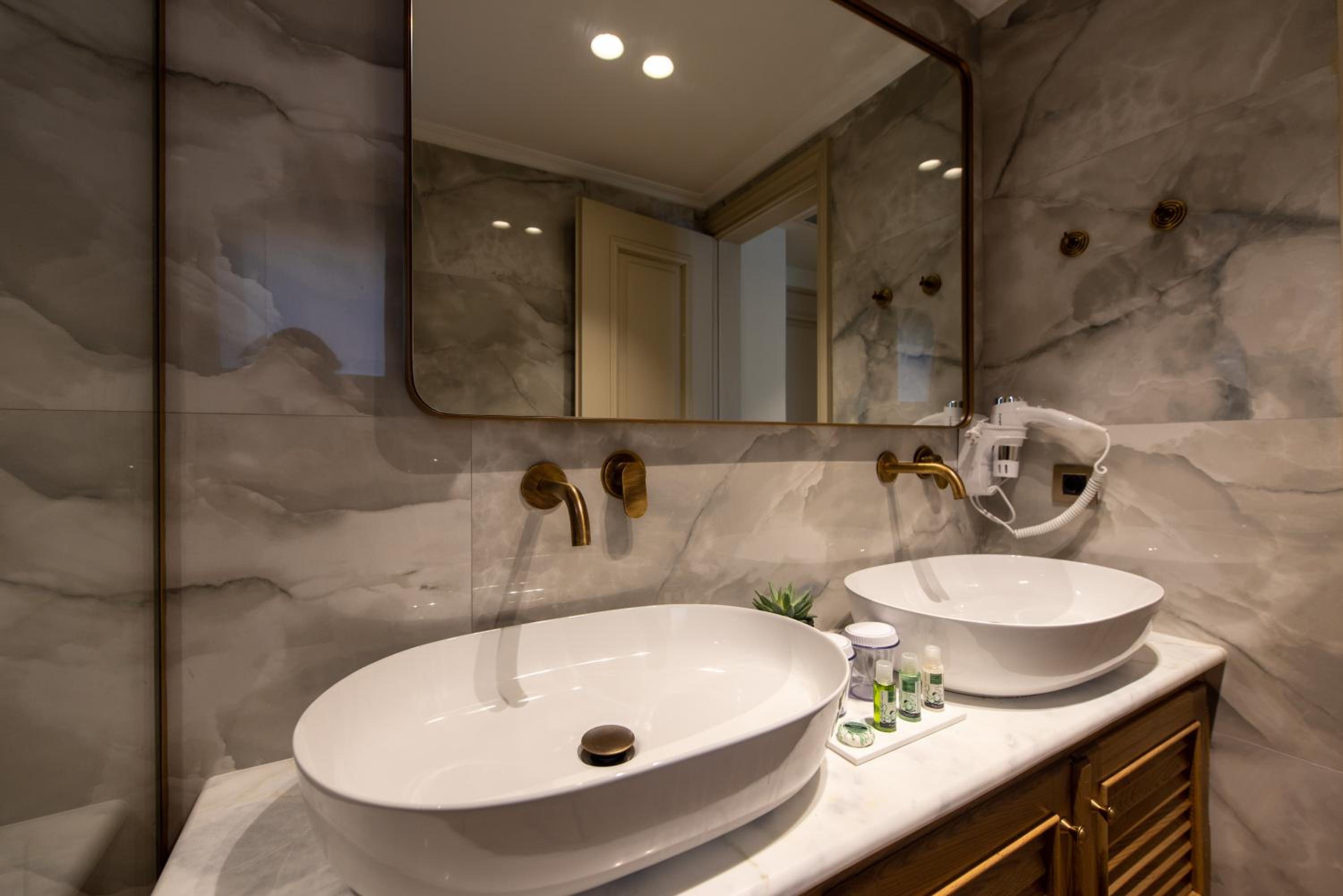 Deluxe Double or Twin Room - Photo 9