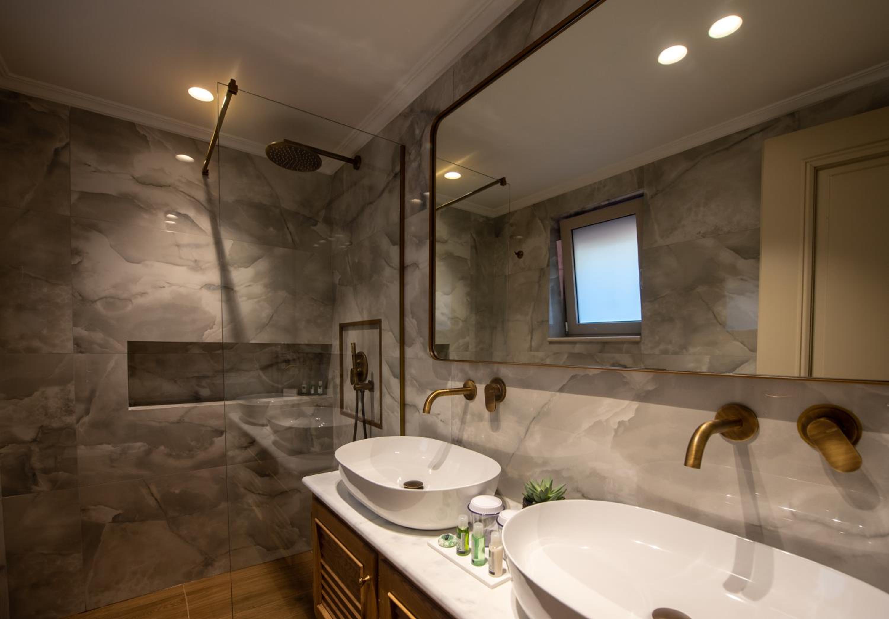 Deluxe Double or Twin Room - Photo 8