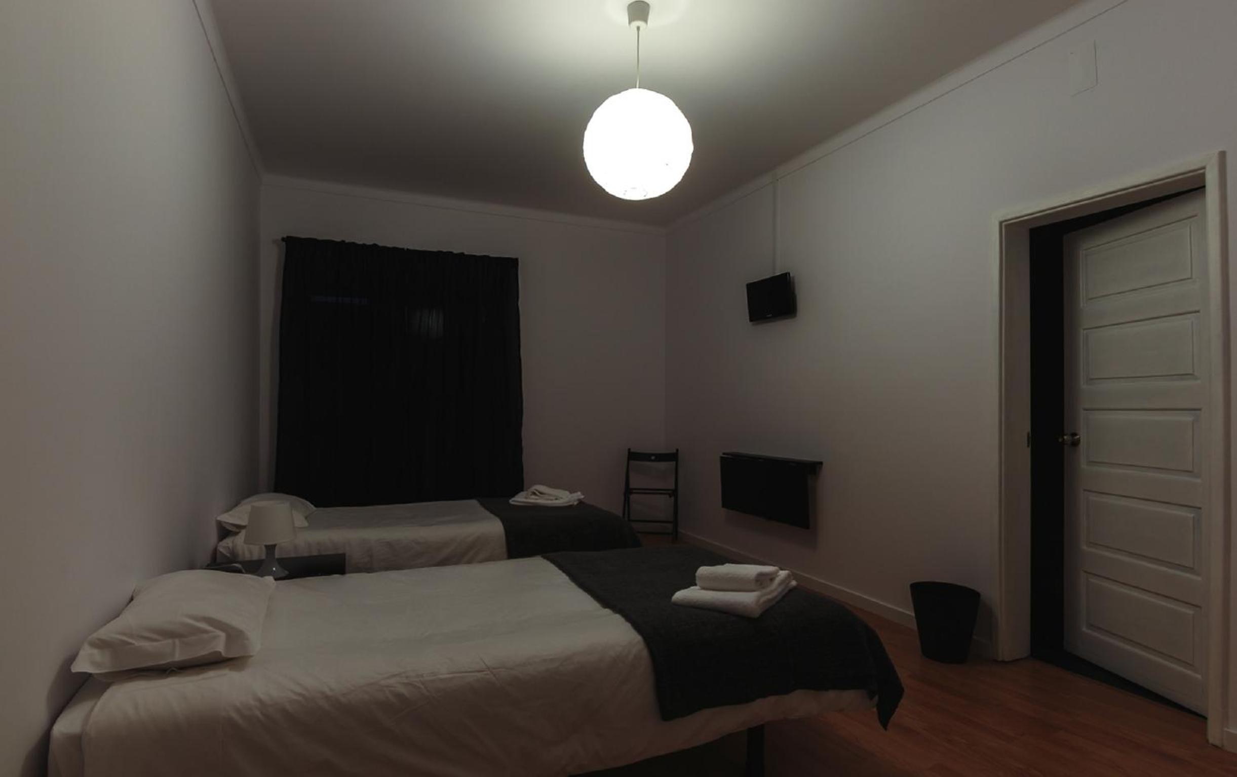 Twin Room with Private Bathroom photo 2