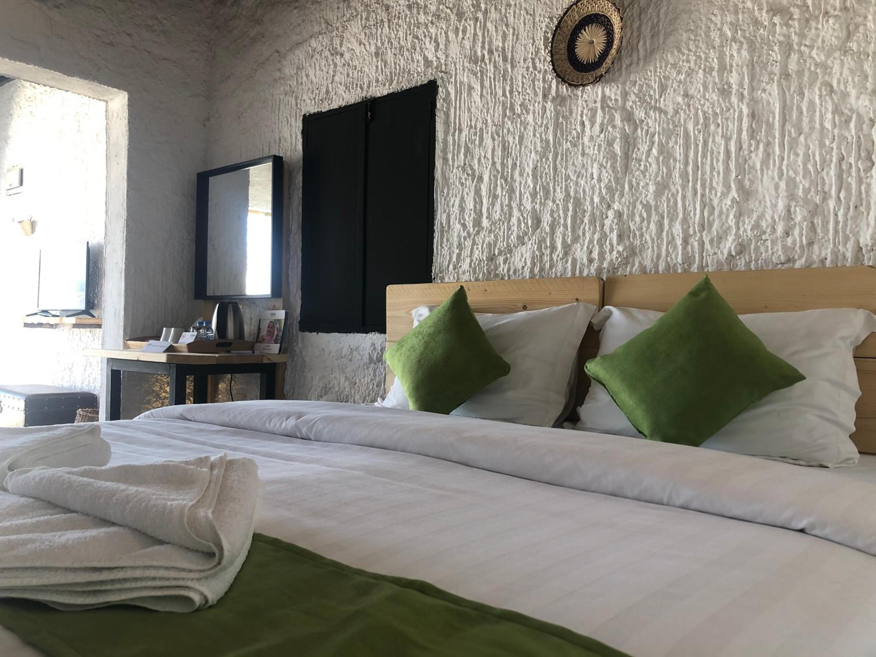 Mountain View Room - Photo 10
