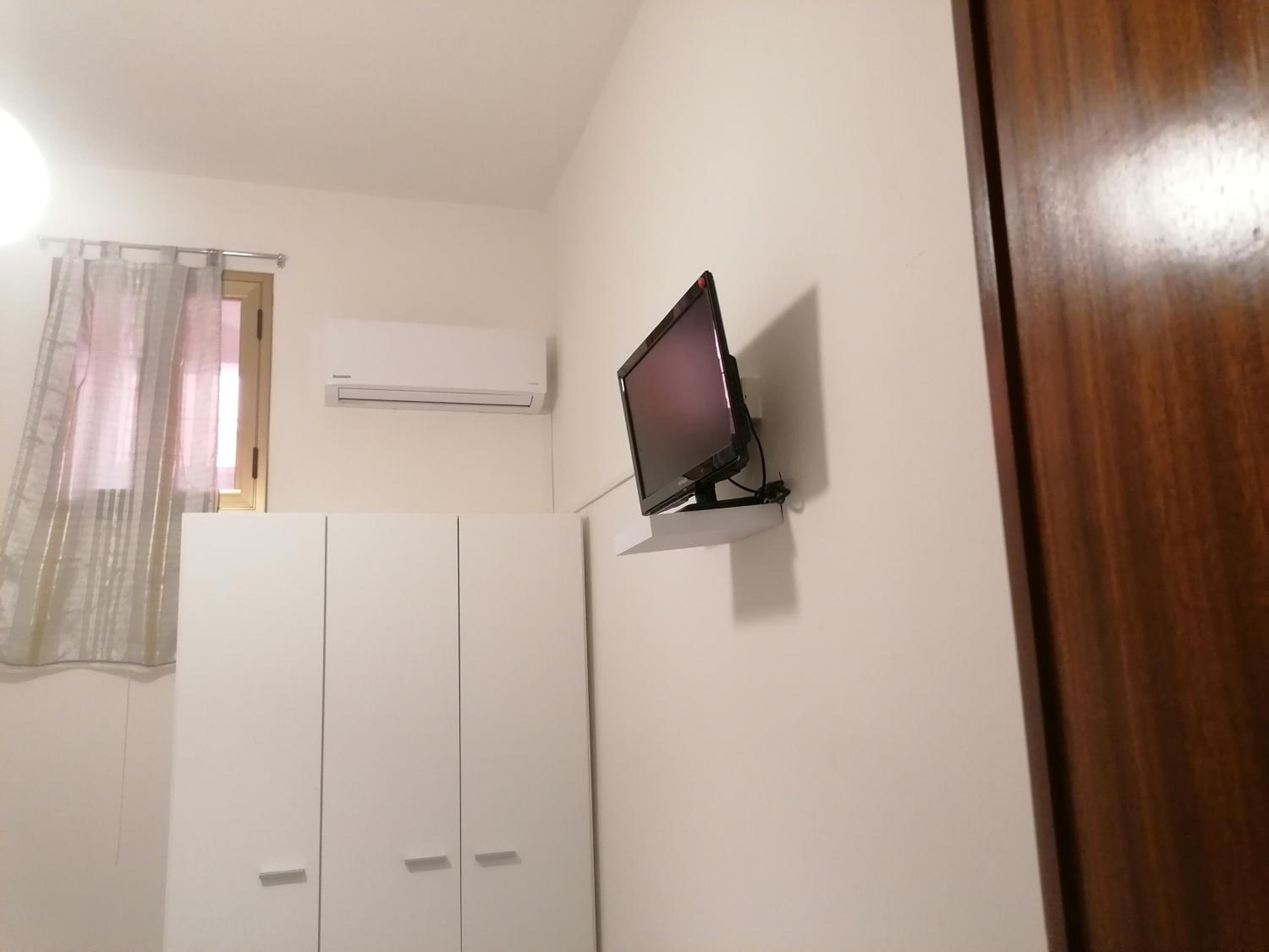One-Bedroom House - Photo 7