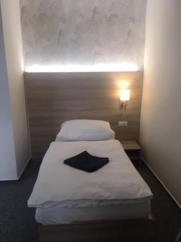 Economy Twin Room - Photo 3