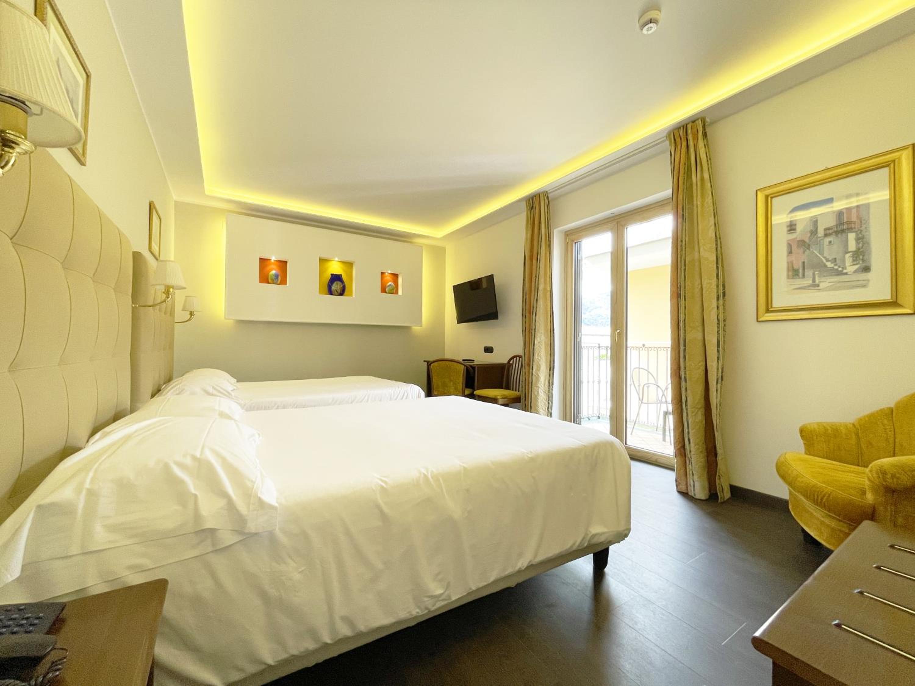 Quadruple Room thumbnail 6