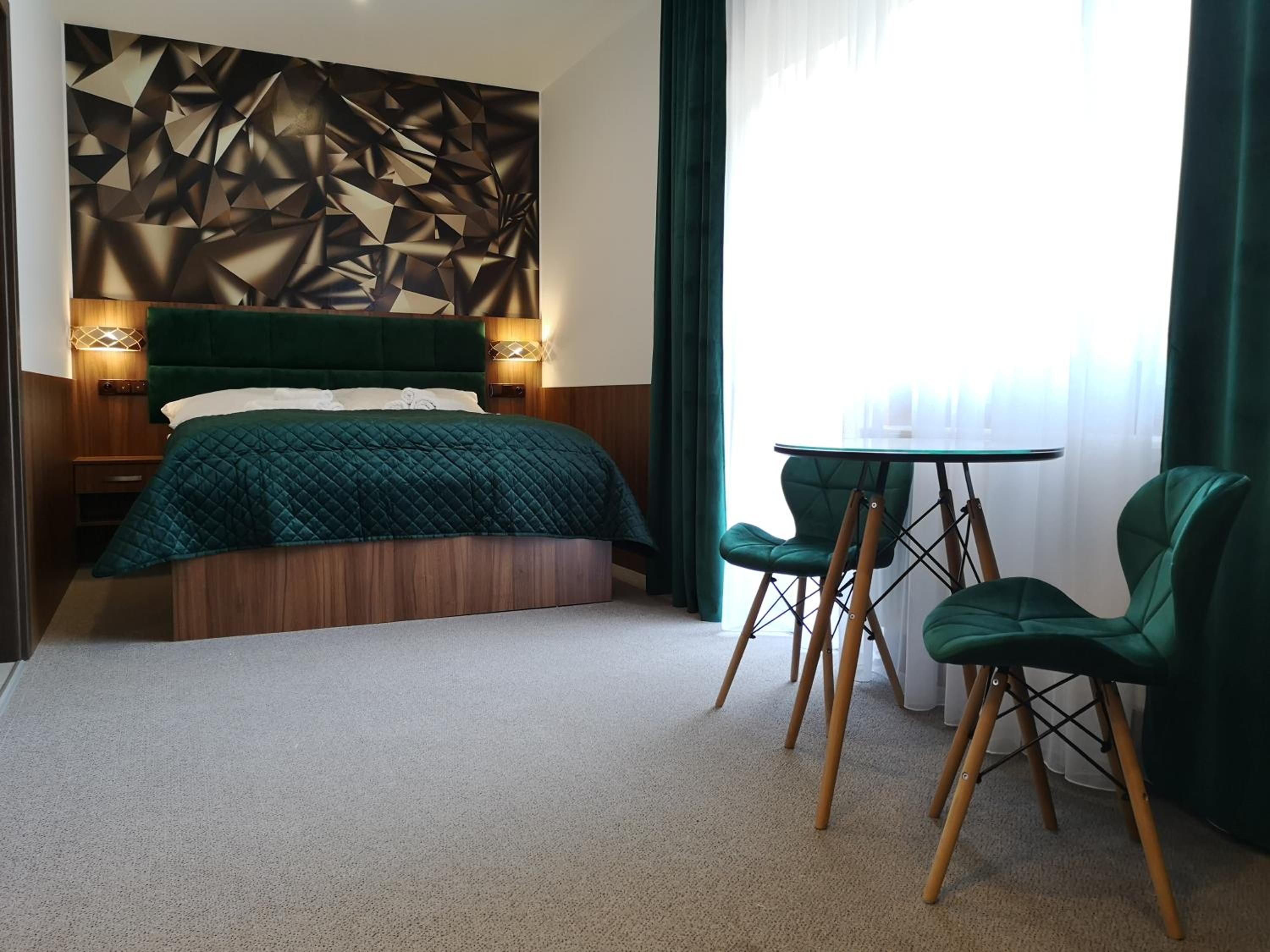 Double Room with Balcony - Photo 10