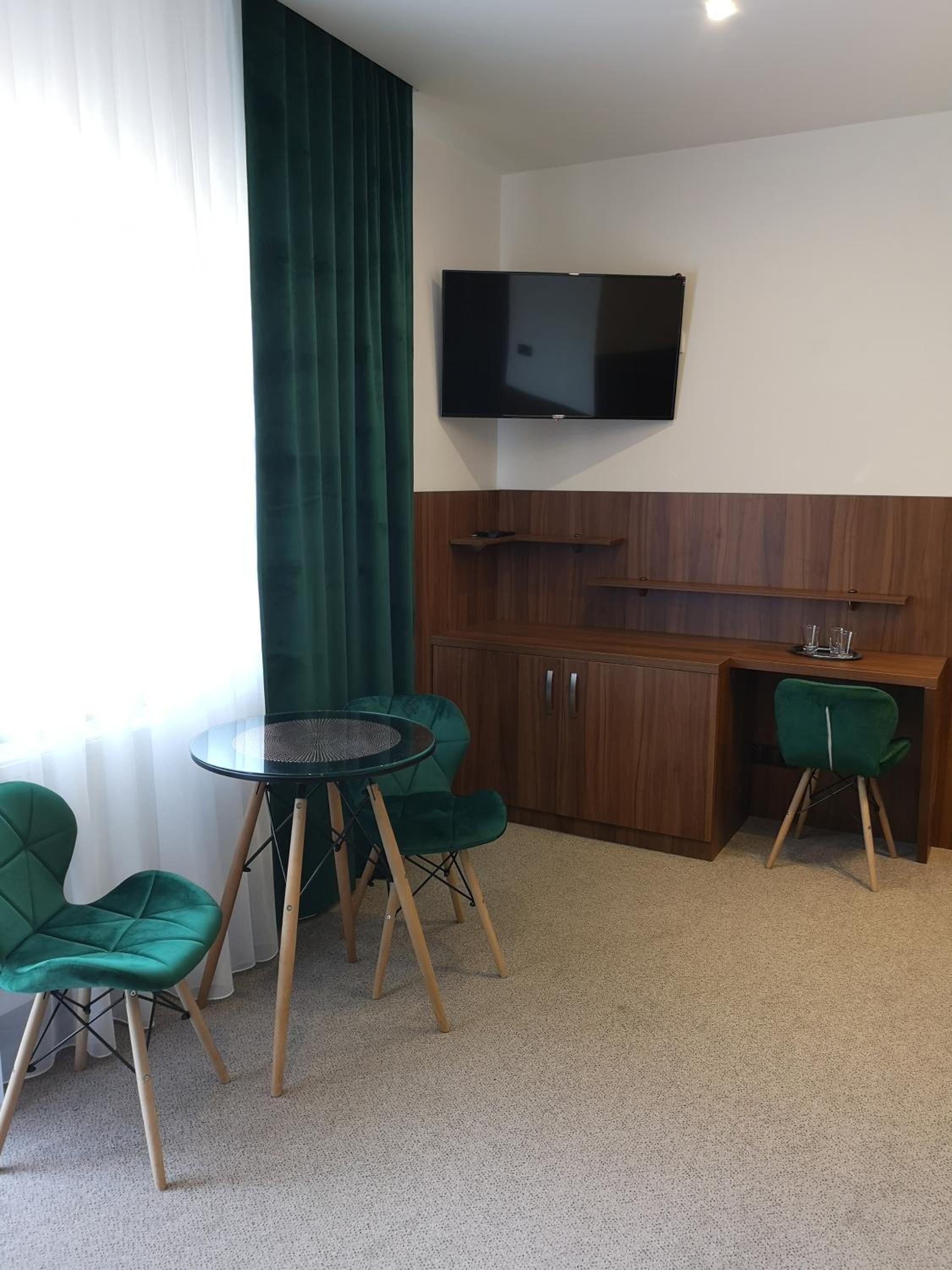 Double Room with Balcony - Photo 9