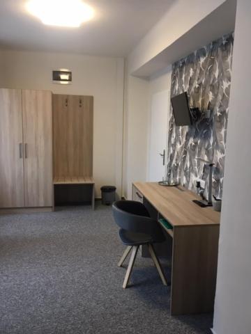 Economy Twin Room - Photo 4