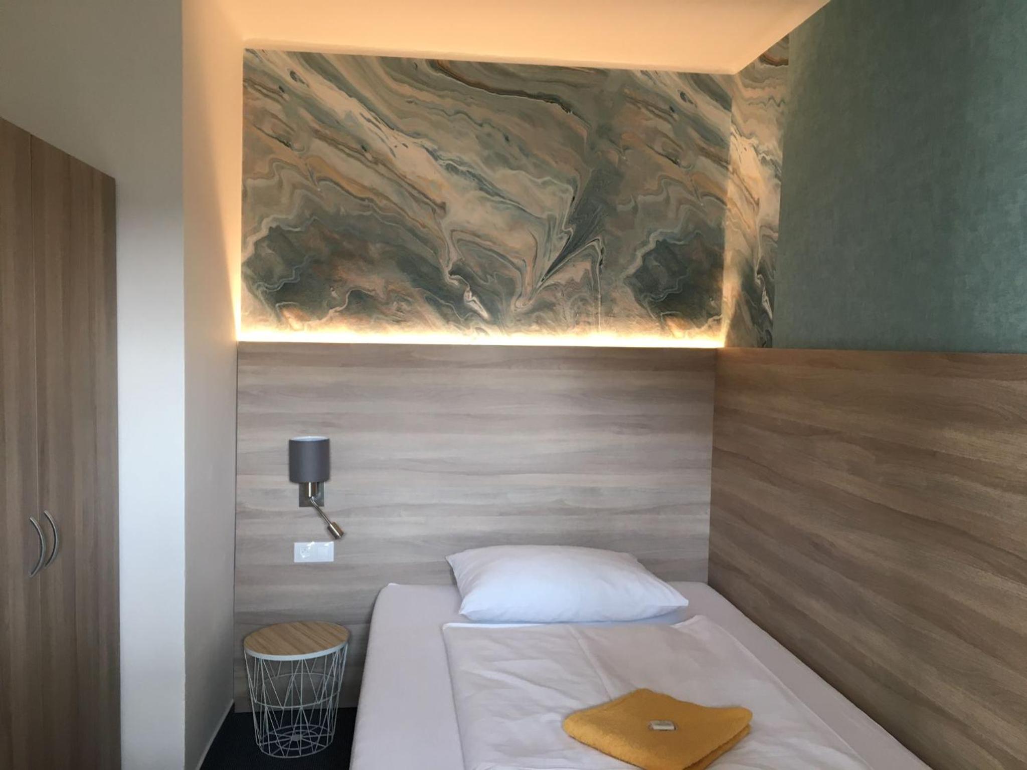 Economy Twin Room - Photo 6