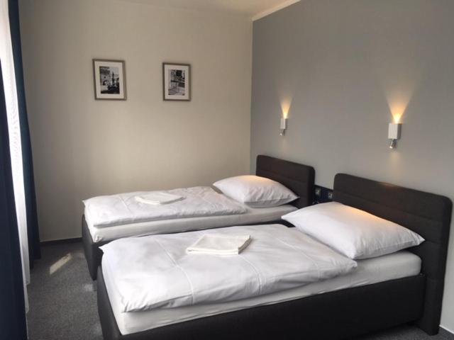 Twin Room - Photo 12