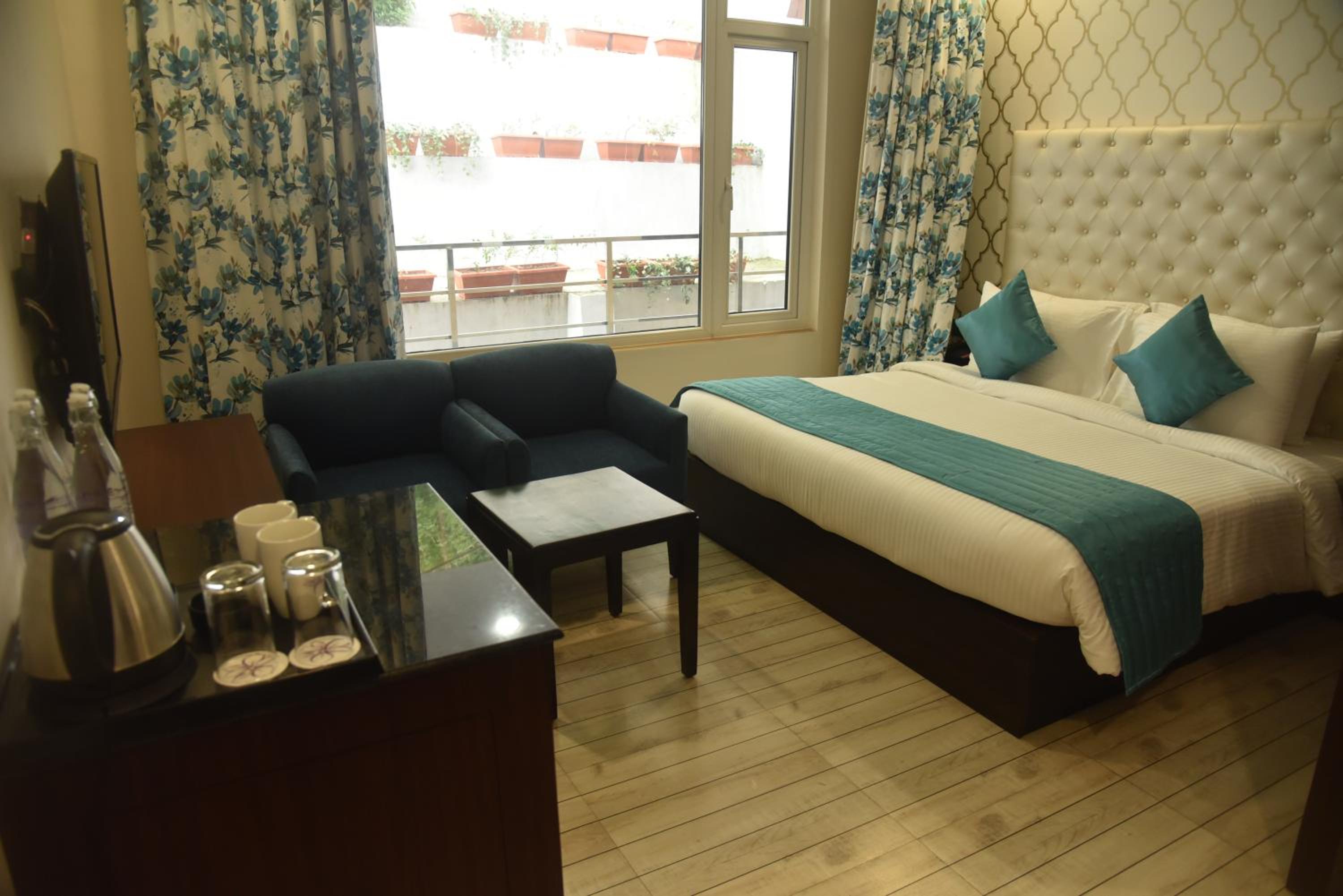 Deluxe King Room - Photo 6