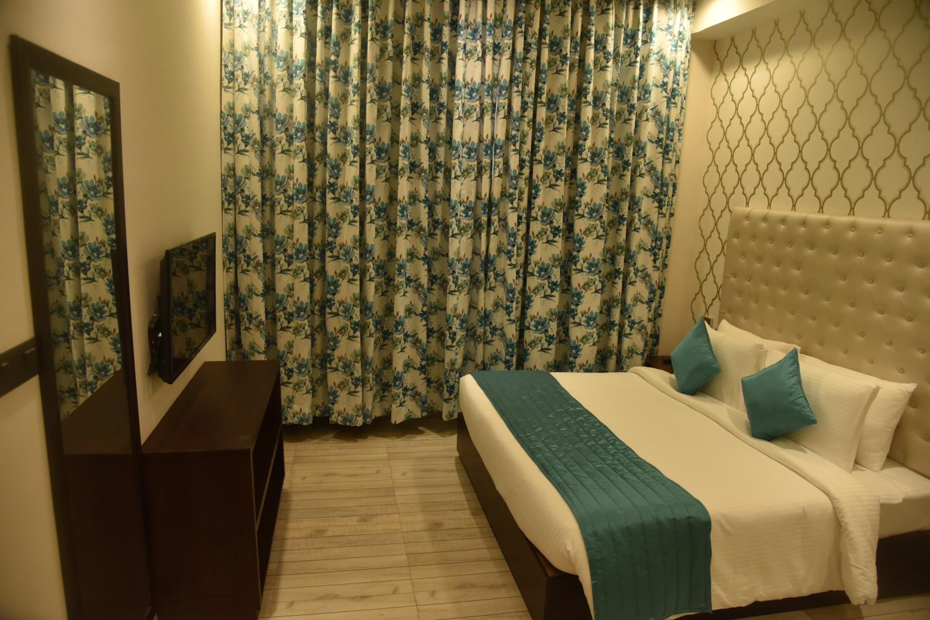 Deluxe King Room - Photo 2